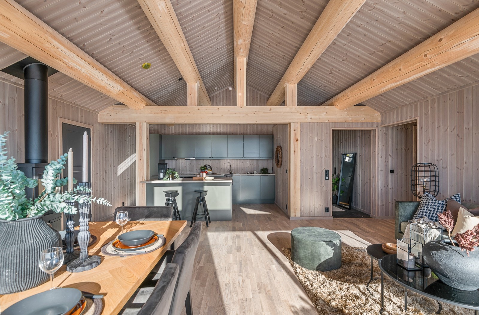 Stue og kjøkken i åpen løsning blir eiendommens naturlige midtpunkt Galleribilde