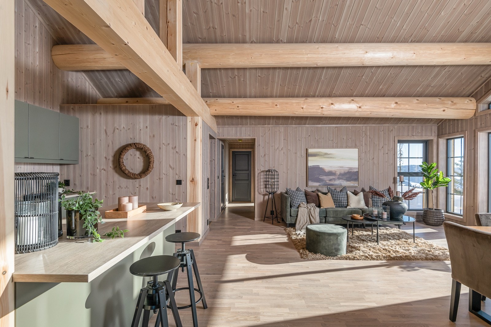 Kjøkkenet er anlagt slik at det skal være sosialt i samme rom som spisestuen, peisen og stuen. Her er alt tilrettelagt for felles hygge og samvær i alle soner Galleribilde