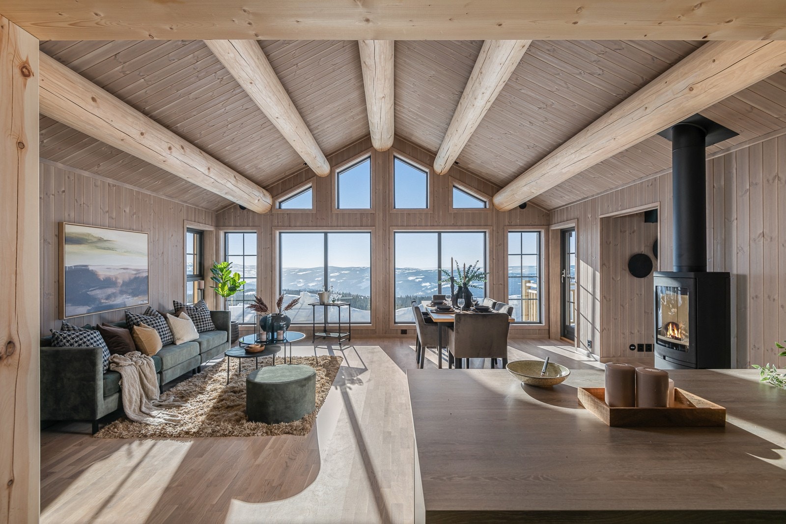 Med god takhøyde, og store vindusflater skaper dette en god romfølelse Galleribilde