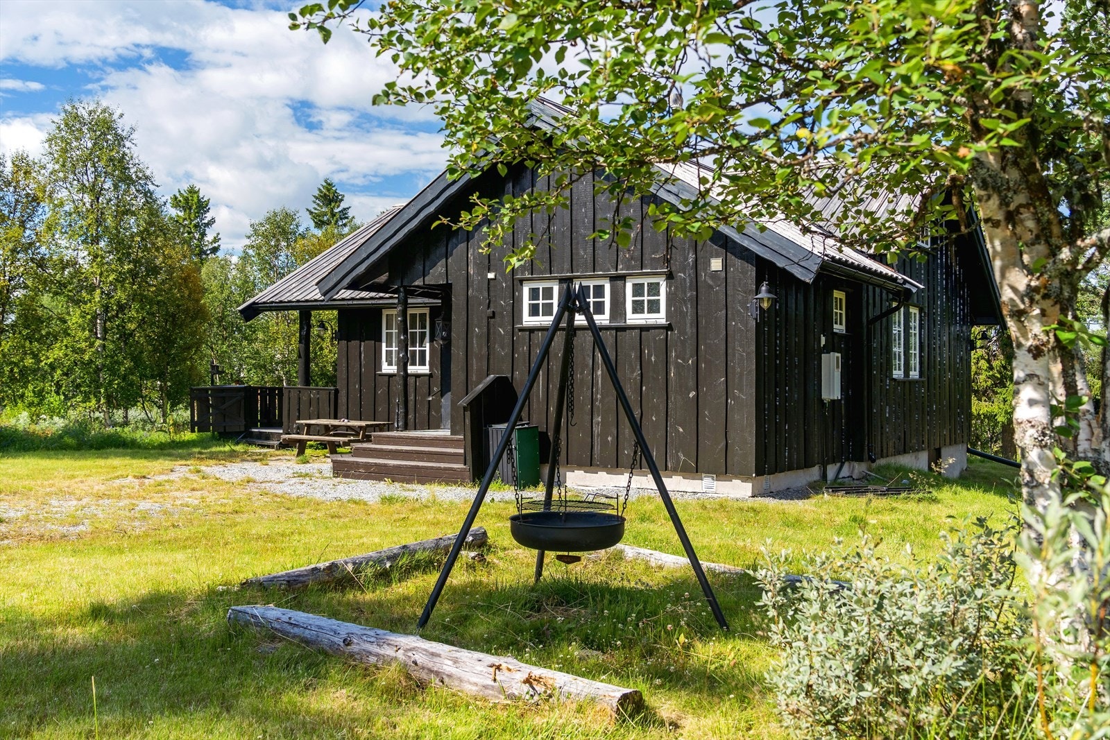 På hytteveggen til høyre kan man se inngangen til hyttas kjeller hvor det er god plass til oppbevaring. Galleribilde