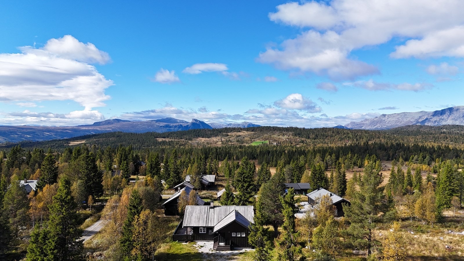 En fritidseiendom beliggende i Lauvset Hyttegrend på Golsfjellet Vest med flott turområde rett utenfor døren! Galleribilde