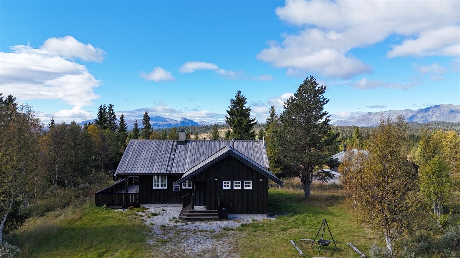 Velholdt hytte fra 1998 med en praktisk planløsning på ett plan, i tillegg til hems og kjeller. Galleribilde