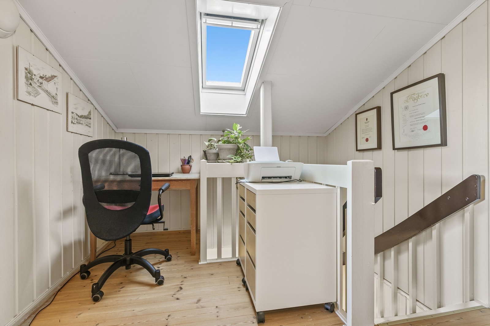 Kontorhjørne i boligens øverste etasje Galleribilde