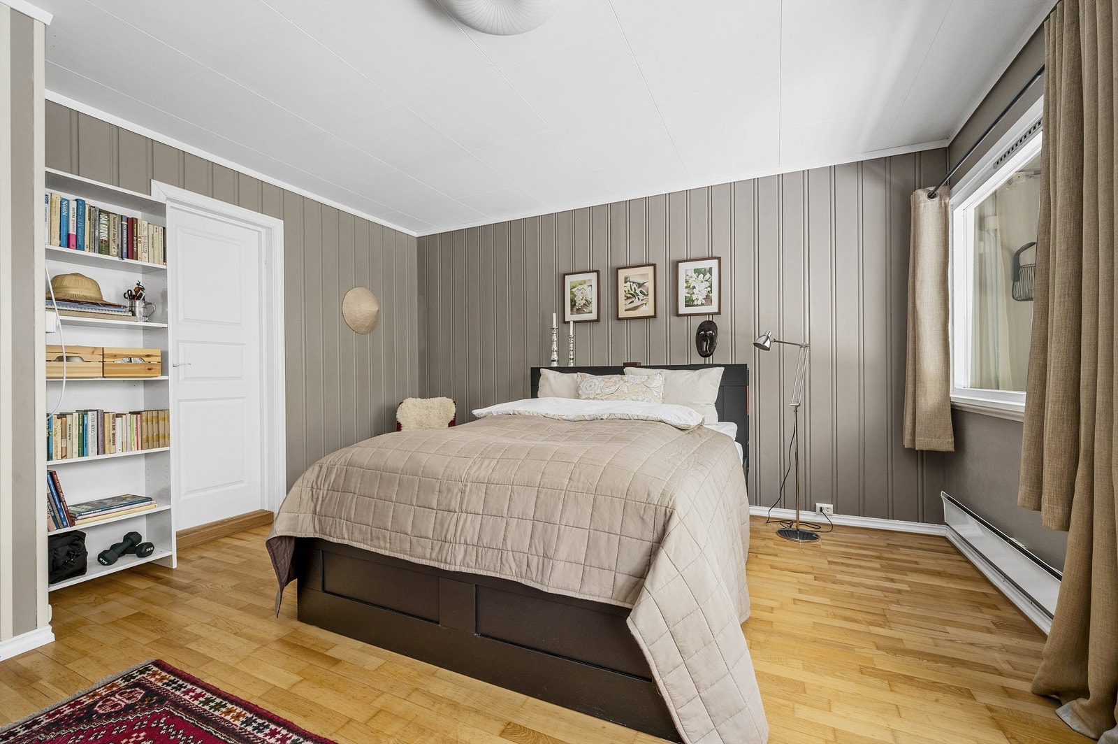 Stort og romslig soverom Galleribilde