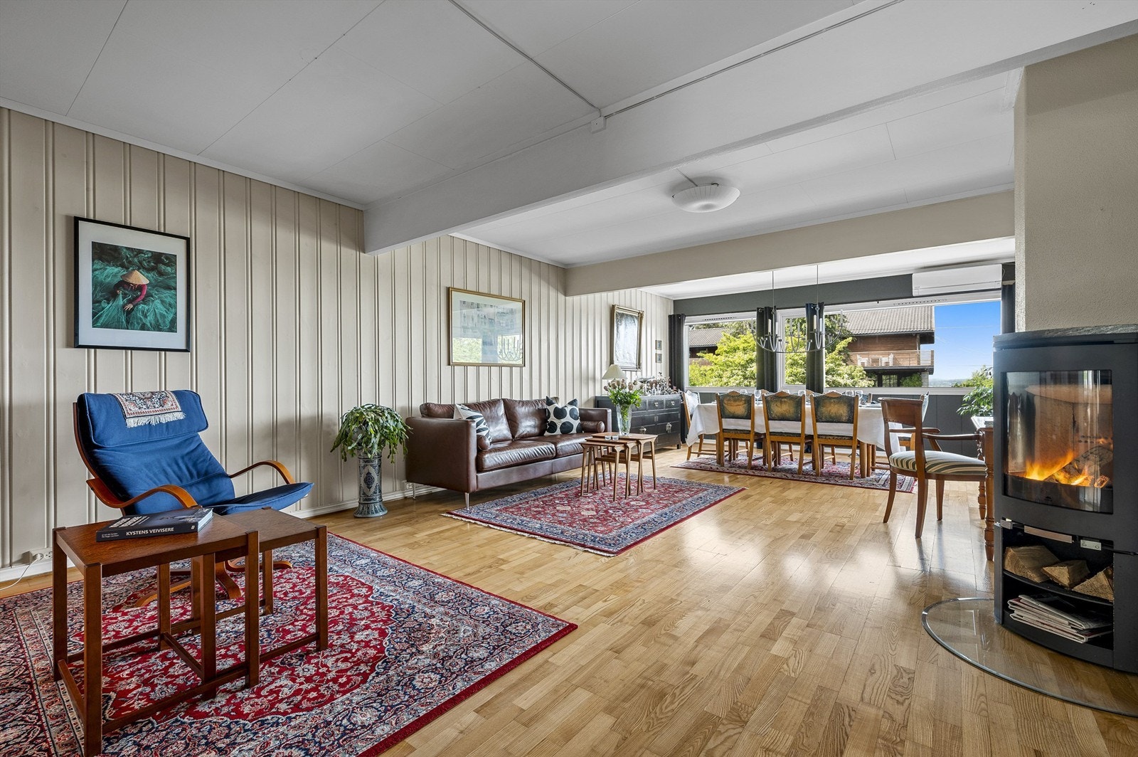 Både peis og varmepumpe i stuen Galleribilde