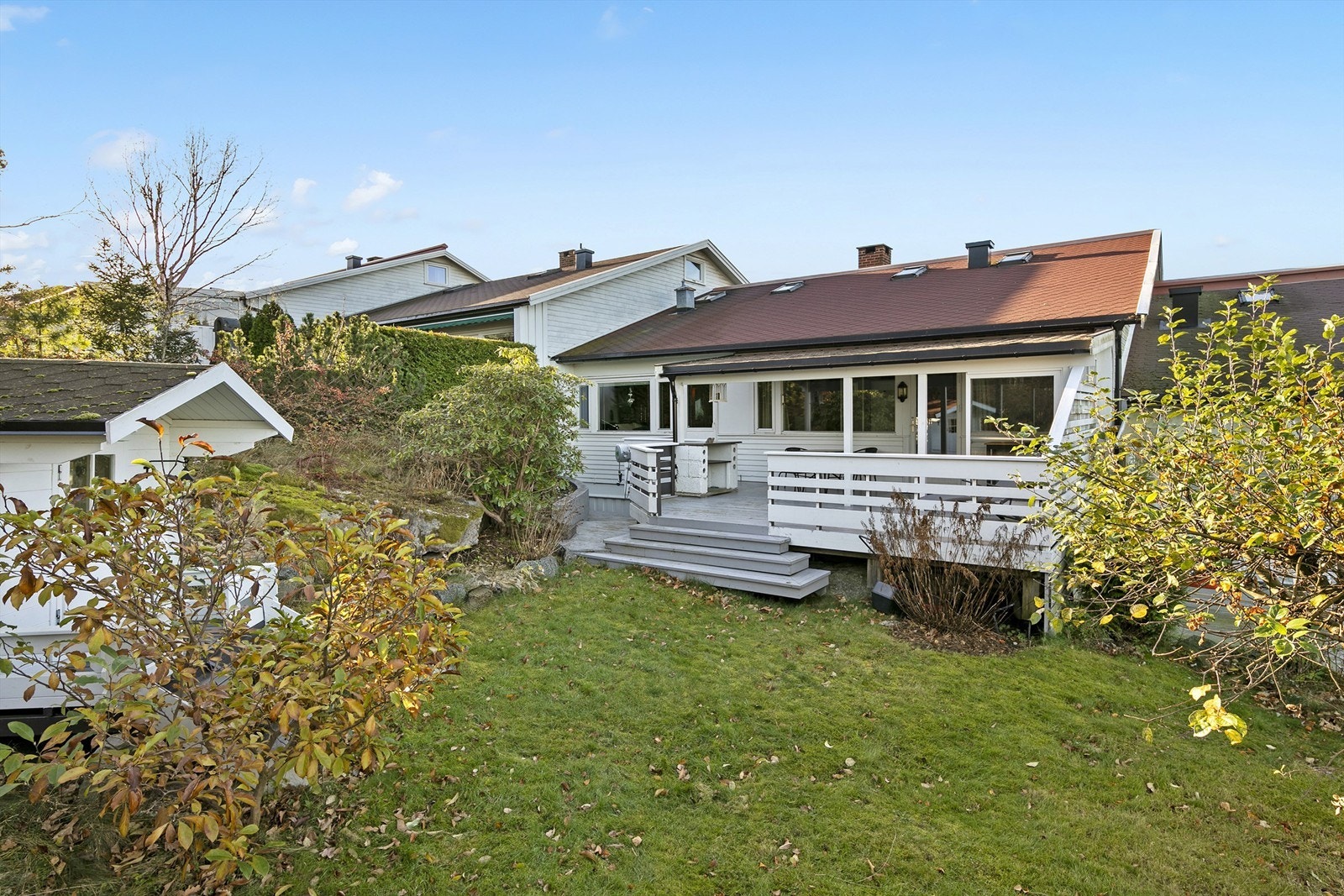 Terrasse, lekestue og en liten hageflekk Galleribilde