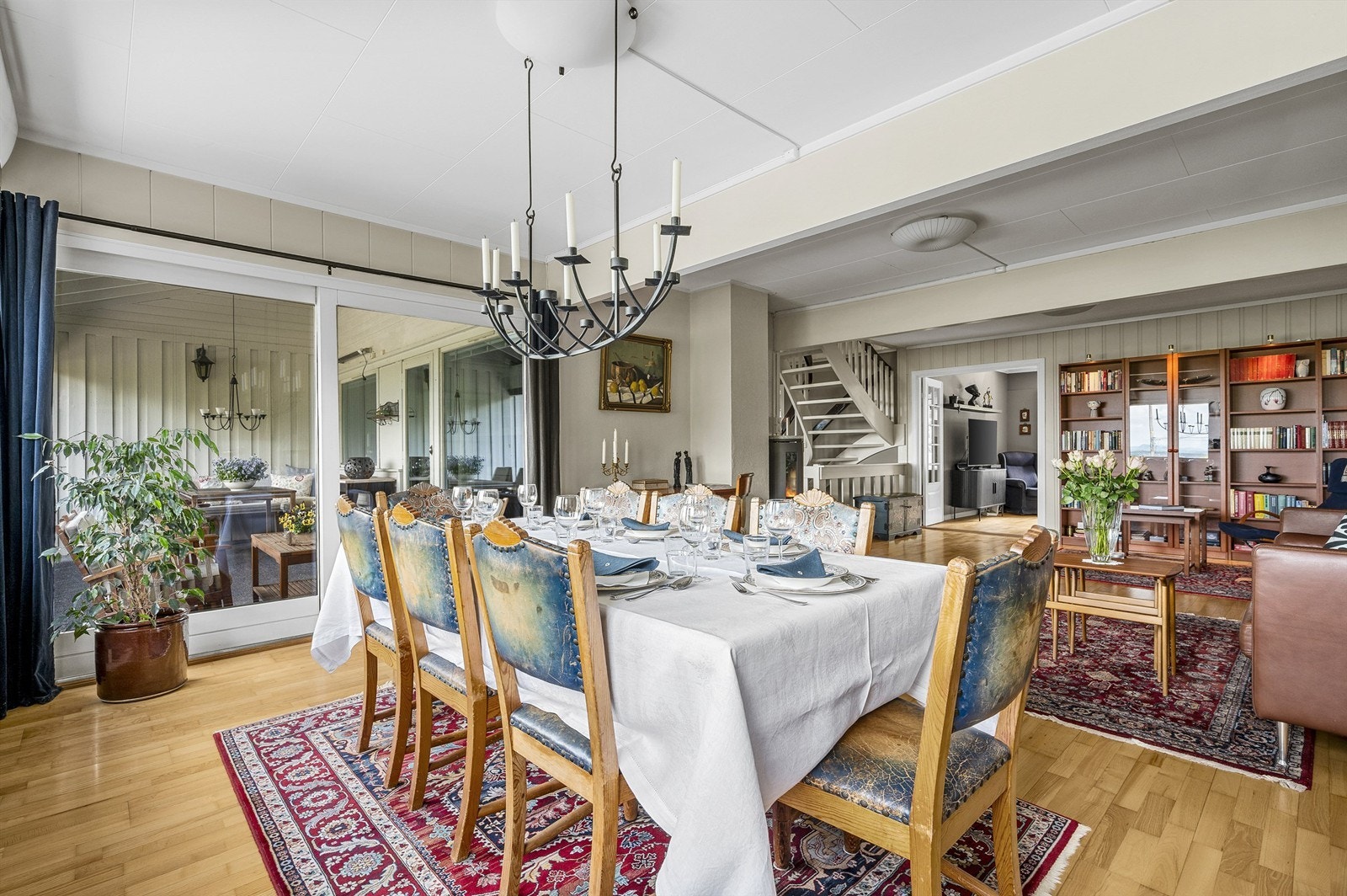 Fra stuen er det tilgang til overbygget balkong Galleribilde