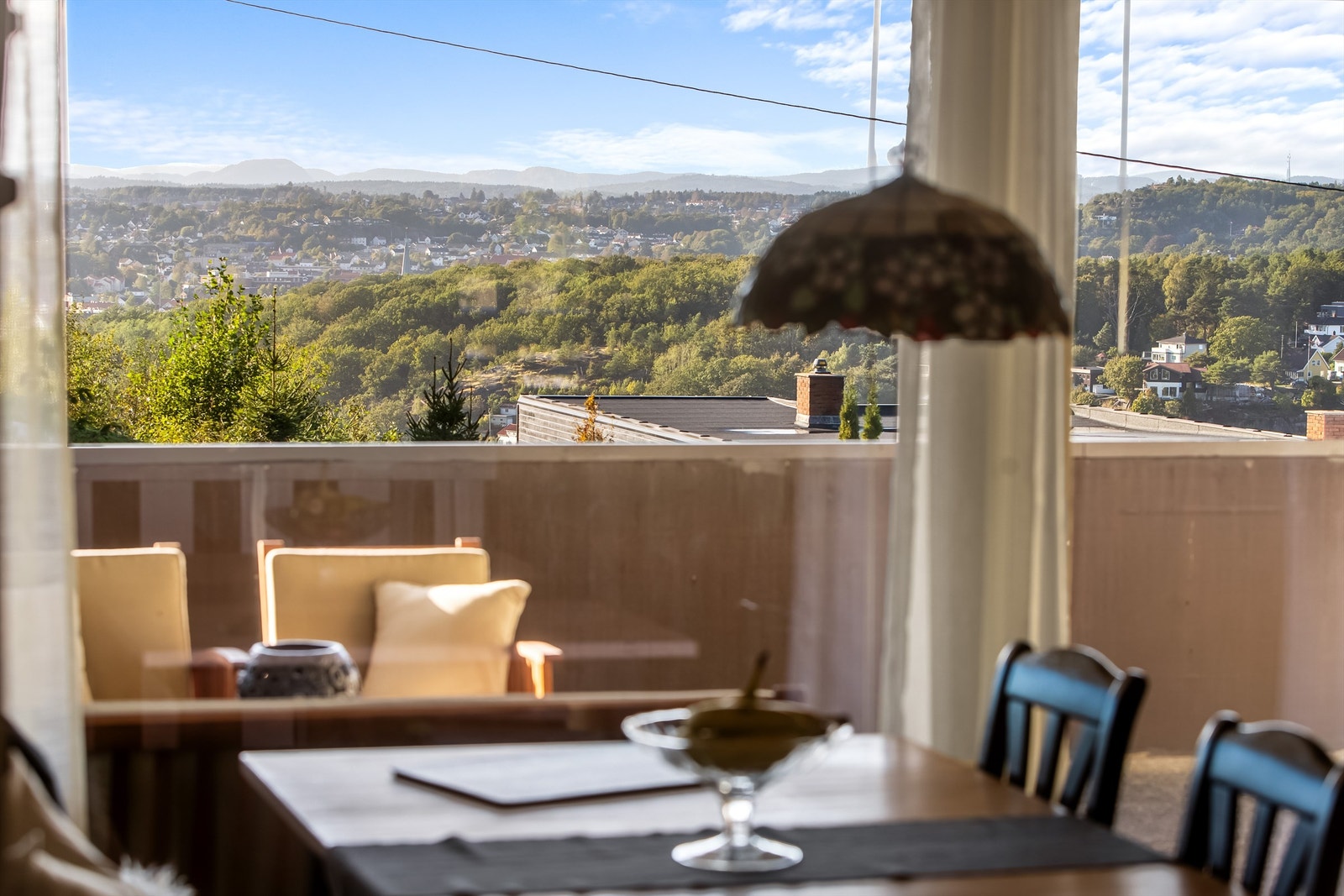 Utsikt selv sittende ved matbordet Galleribilde