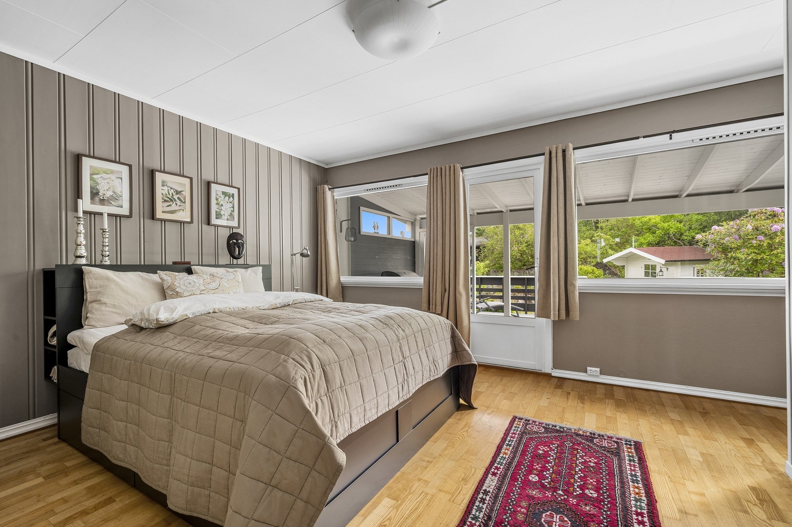 Rommet har tilgang til terrasse, bad og omkledningsrom Galleribilde