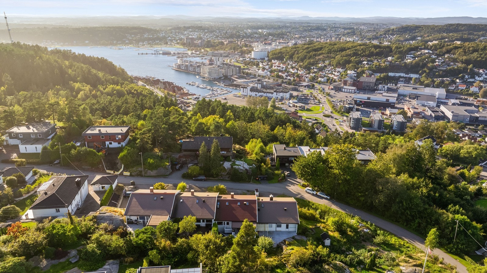 Dette er en særdeles romslig bolig med flott vestvendt utsikt Galleribilde