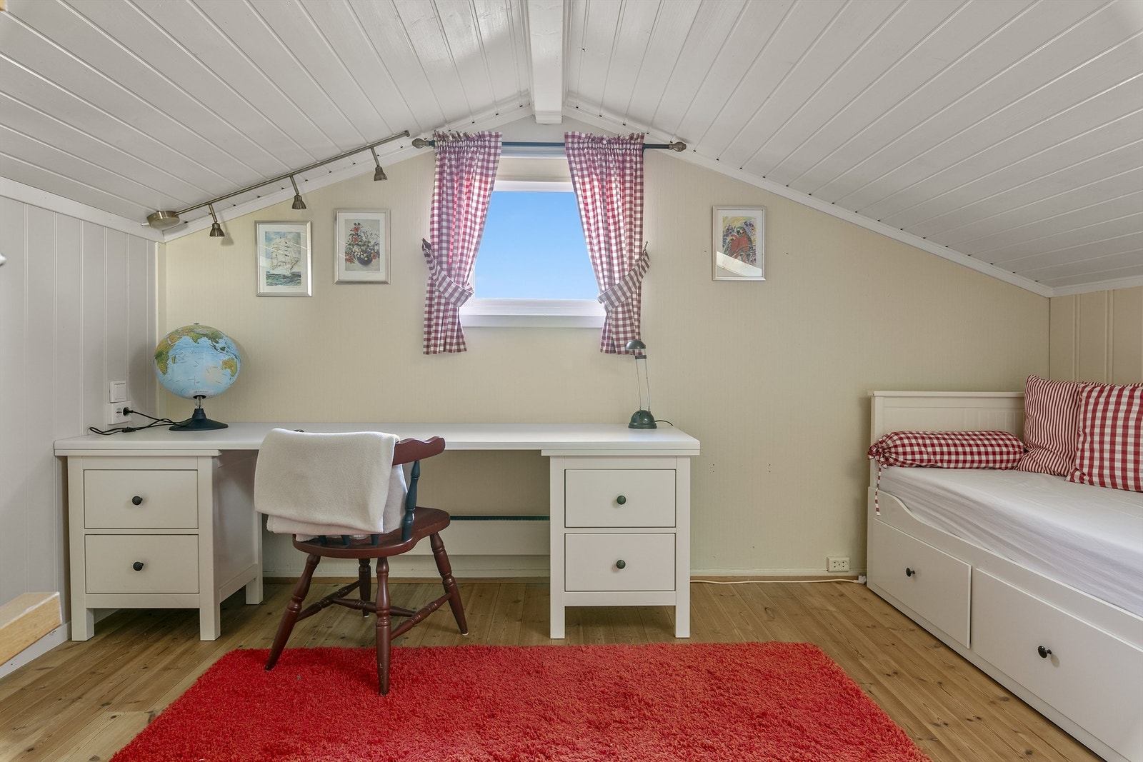 Soverom 4 i boligens øverste etasje Galleribilde