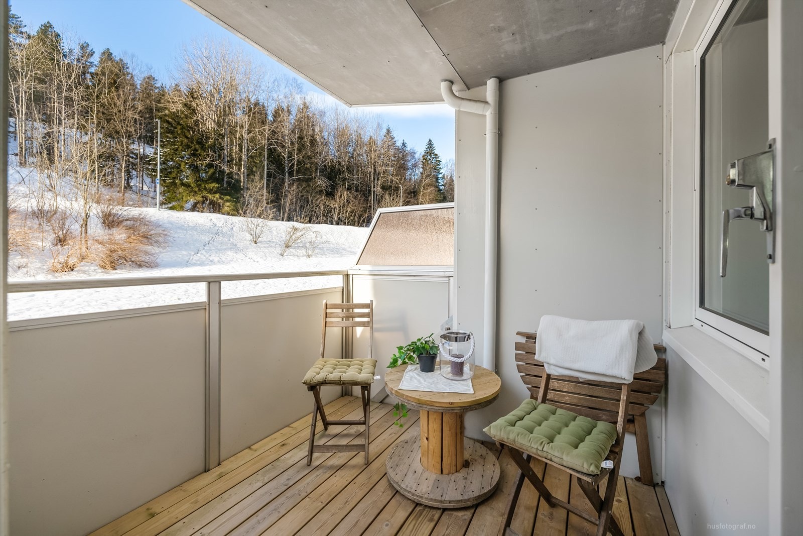 Romslig terrasse med plass for utemøbler. Galleribilde