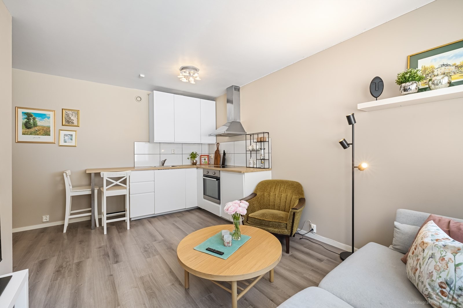 Lys og moderne stue med åpen løsning mot kjøkken. Galleribilde