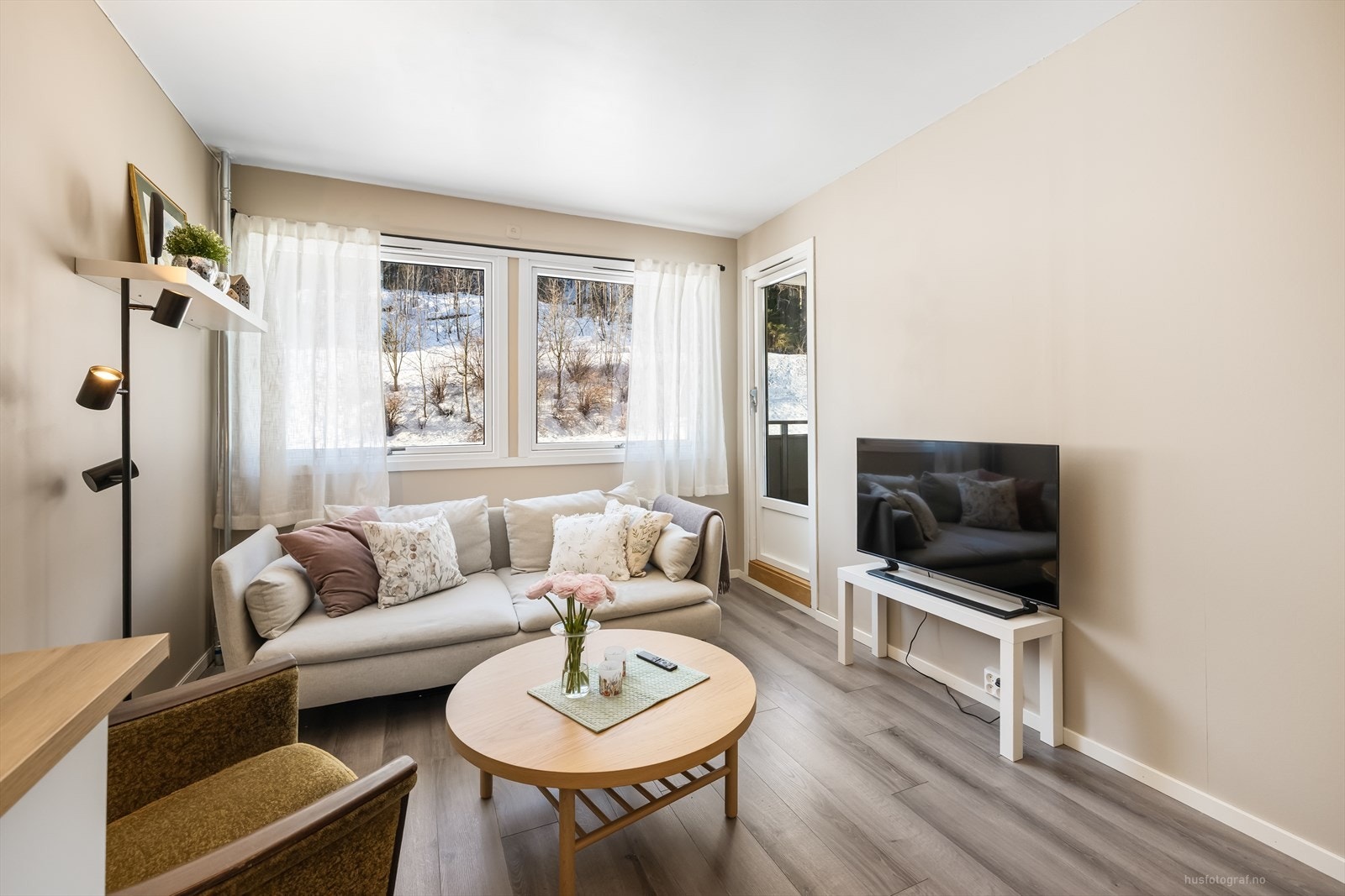 Fra stuen er det utgang til en hyggelig balkong. Galleribilde