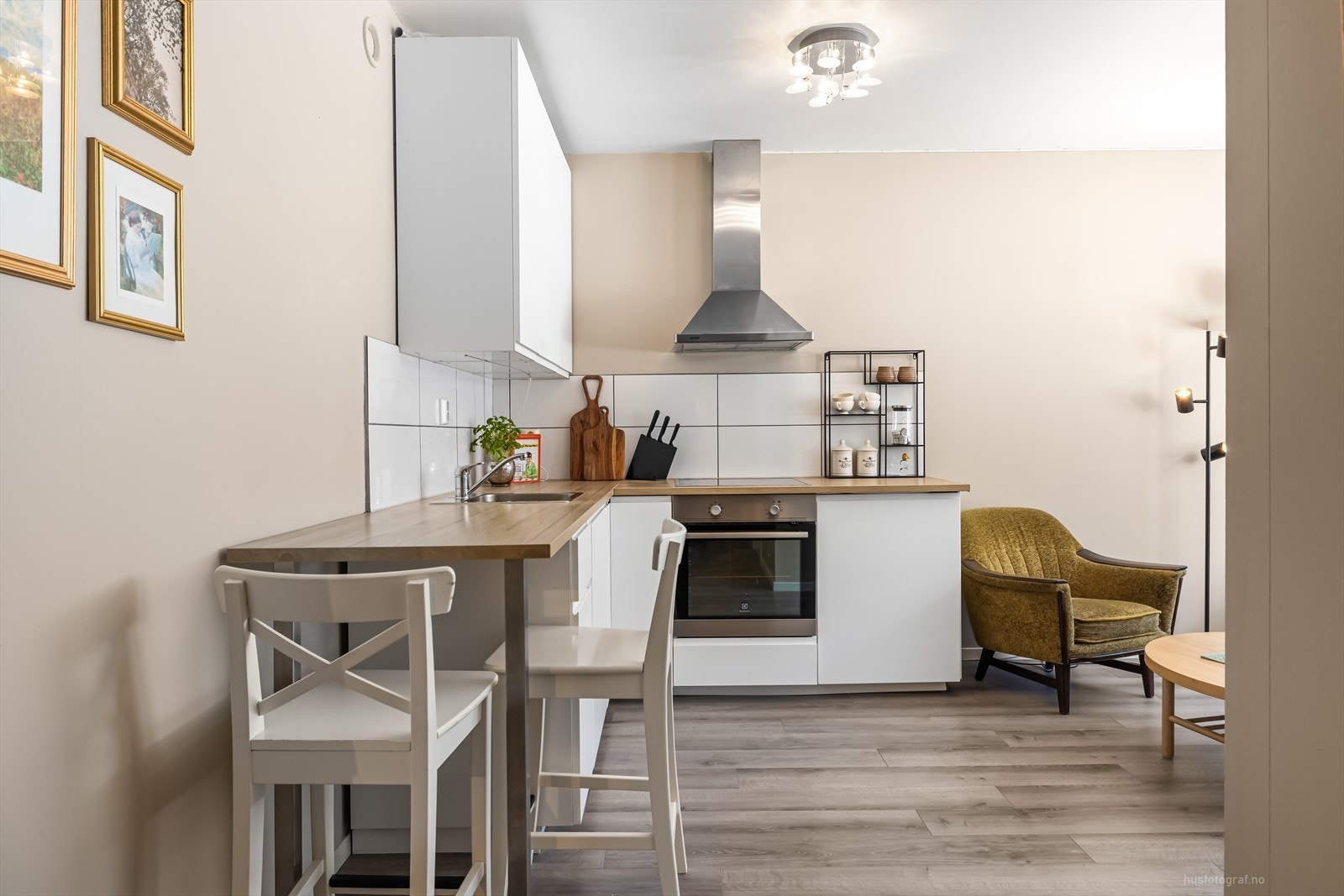 Kjøkkenet er pent og lettstelt med god skap- og skuffeplass Galleribilde