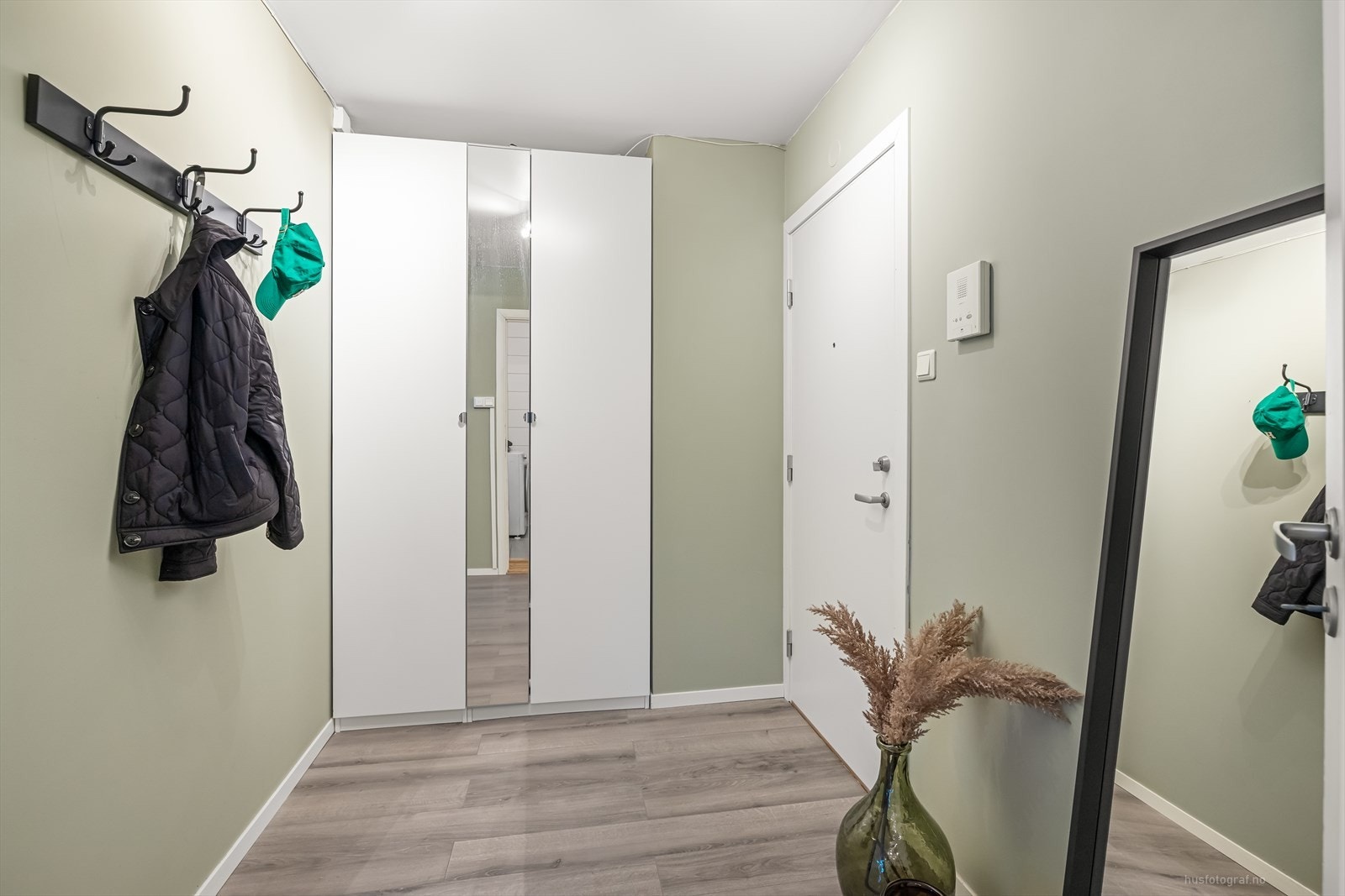 Skyvedørsgarderobe i gang med god plass til sko og yttertøy. Galleribilde