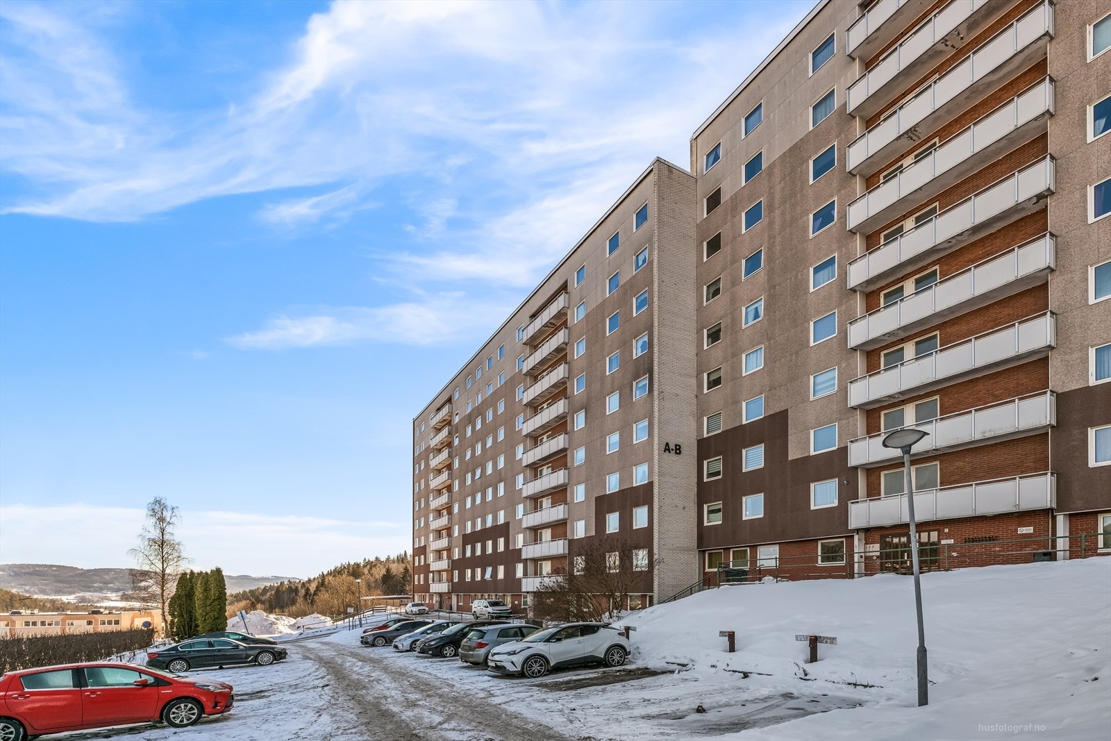 Fasade og inngangsparti med parkeringsplass. Galleribilde