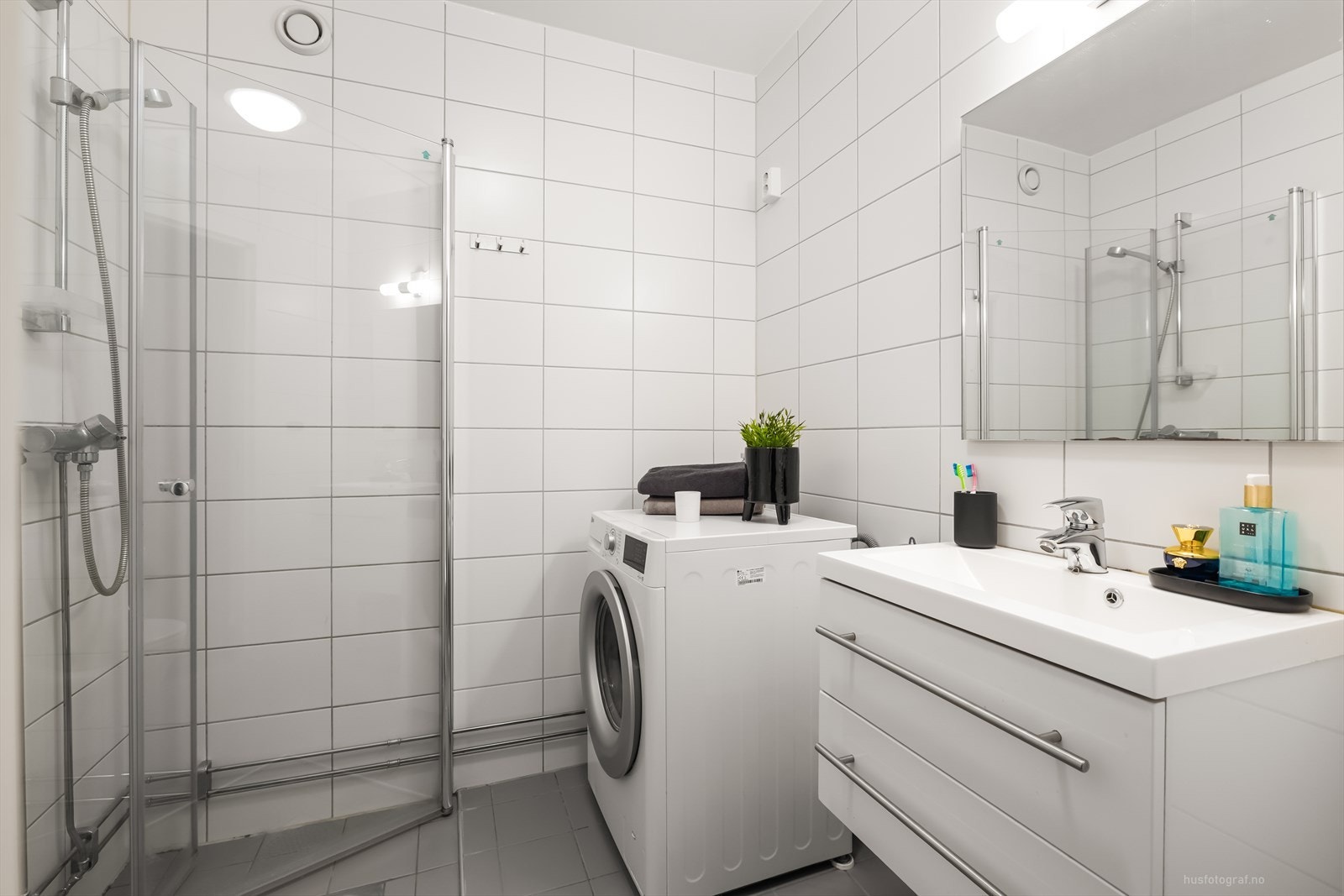 Moderne baderomsinnredning med opplegg for vaskemaskin. Galleribilde