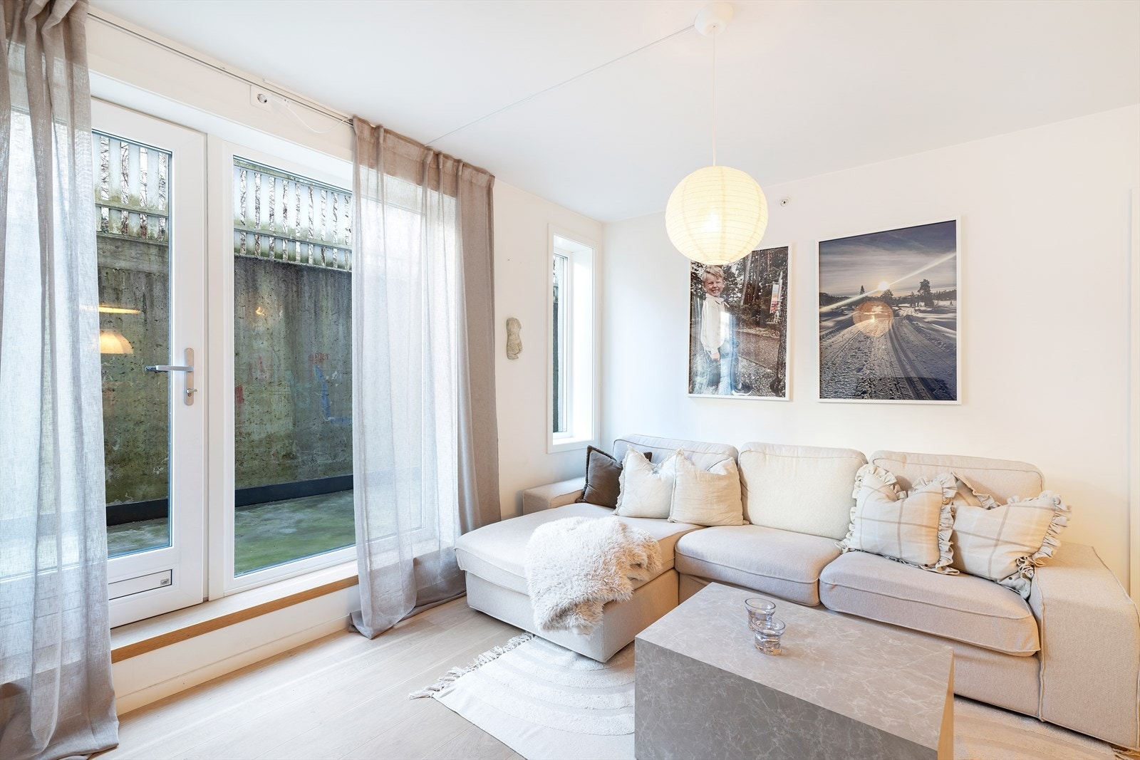 Lys og delikat stue med utgang til skjermet uteområde Galleribilde