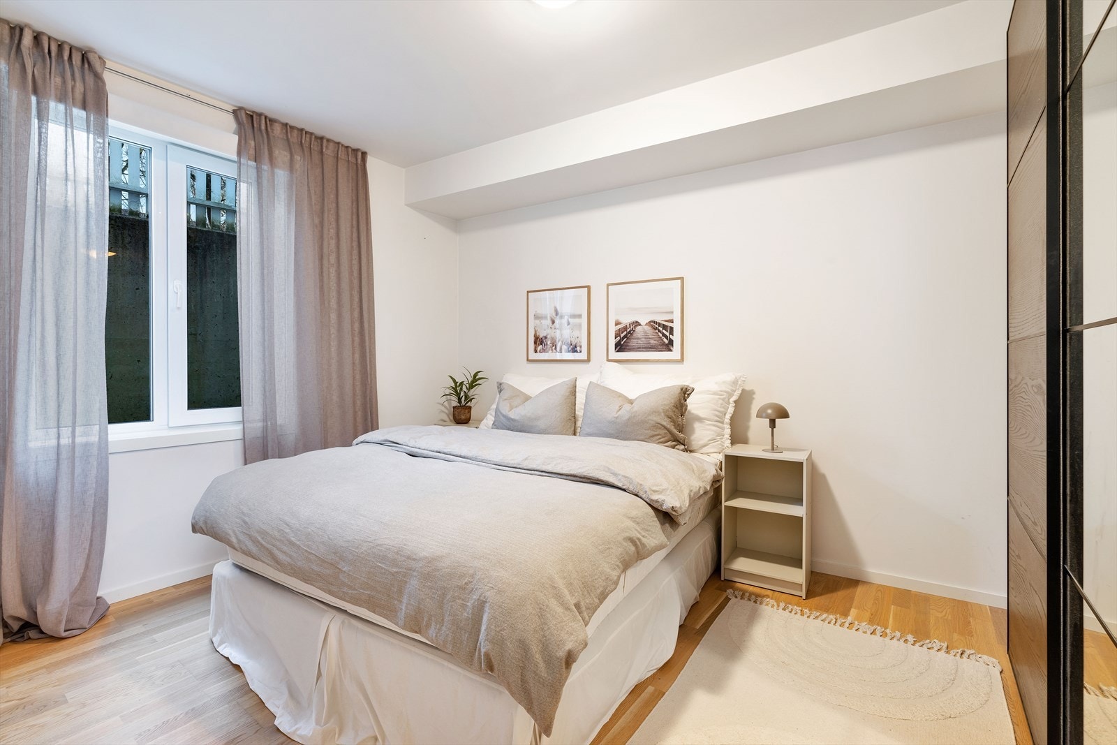 Soverom med plass til dobbeltseng, her er også garderobeskap Galleribilde