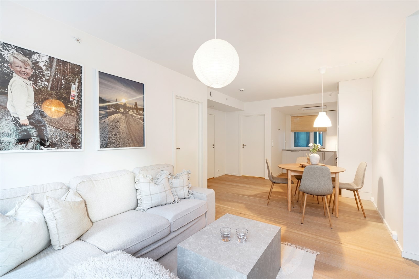 Stue og kjøkken i åpen løsning Galleribilde