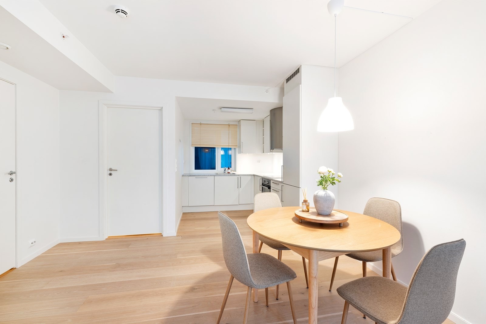 Stue og kjøkken med spiseplassen som naturlig skille Galleribilde