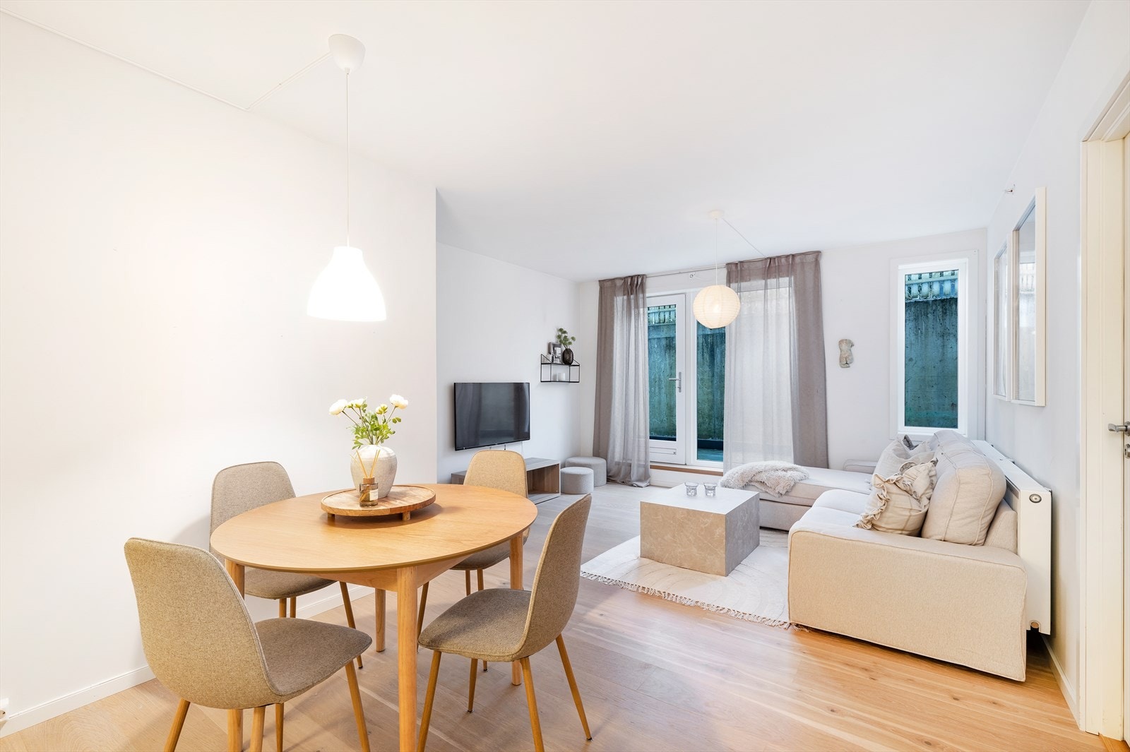 Det er plass til spisebord mellom kjøkken og stue Galleribilde