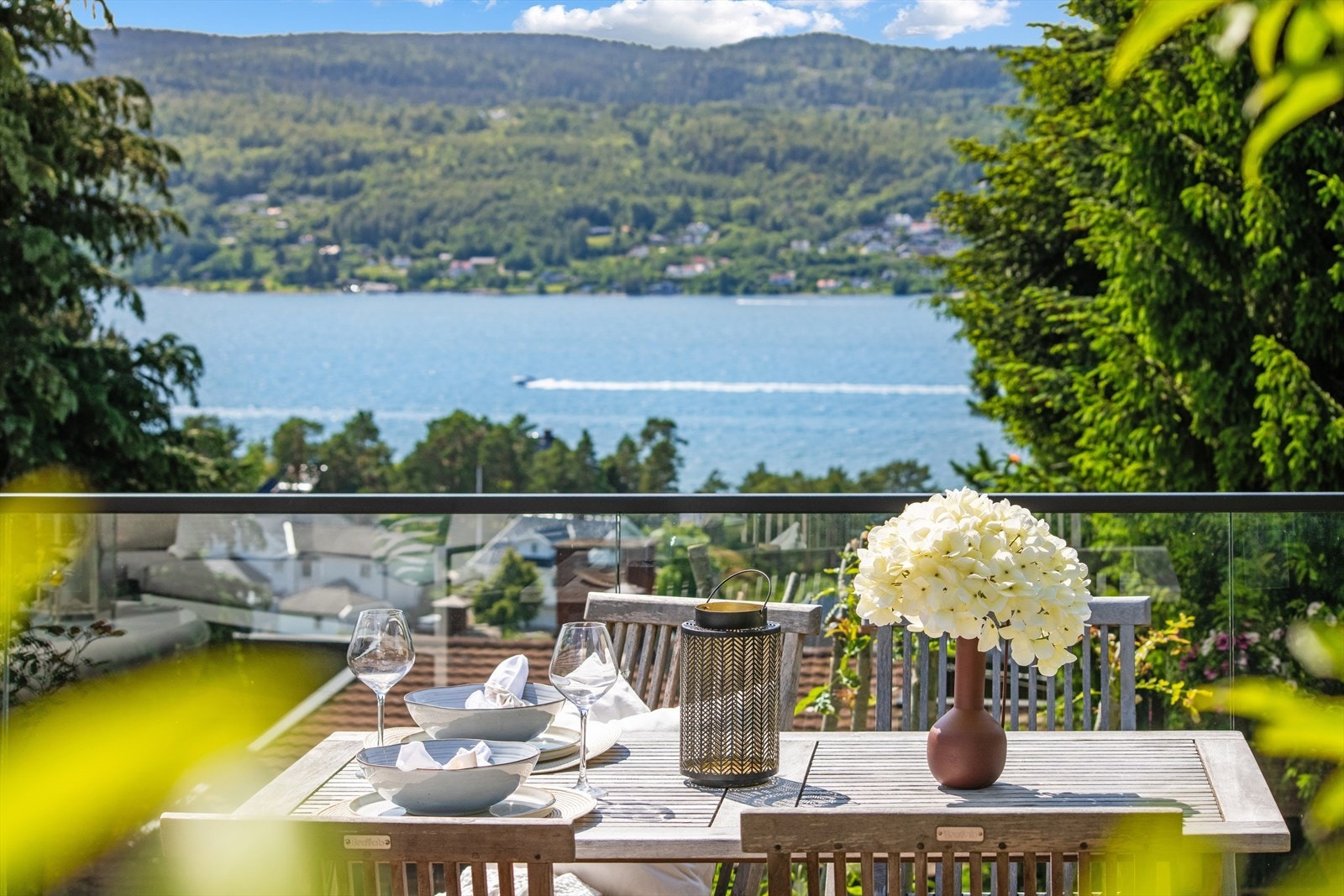 Joachim Norum Larsen ønsker velkommen til Sogstiveien 125 - her bor du med fantastisk utsikt over Oslofjorden. Galleribilde