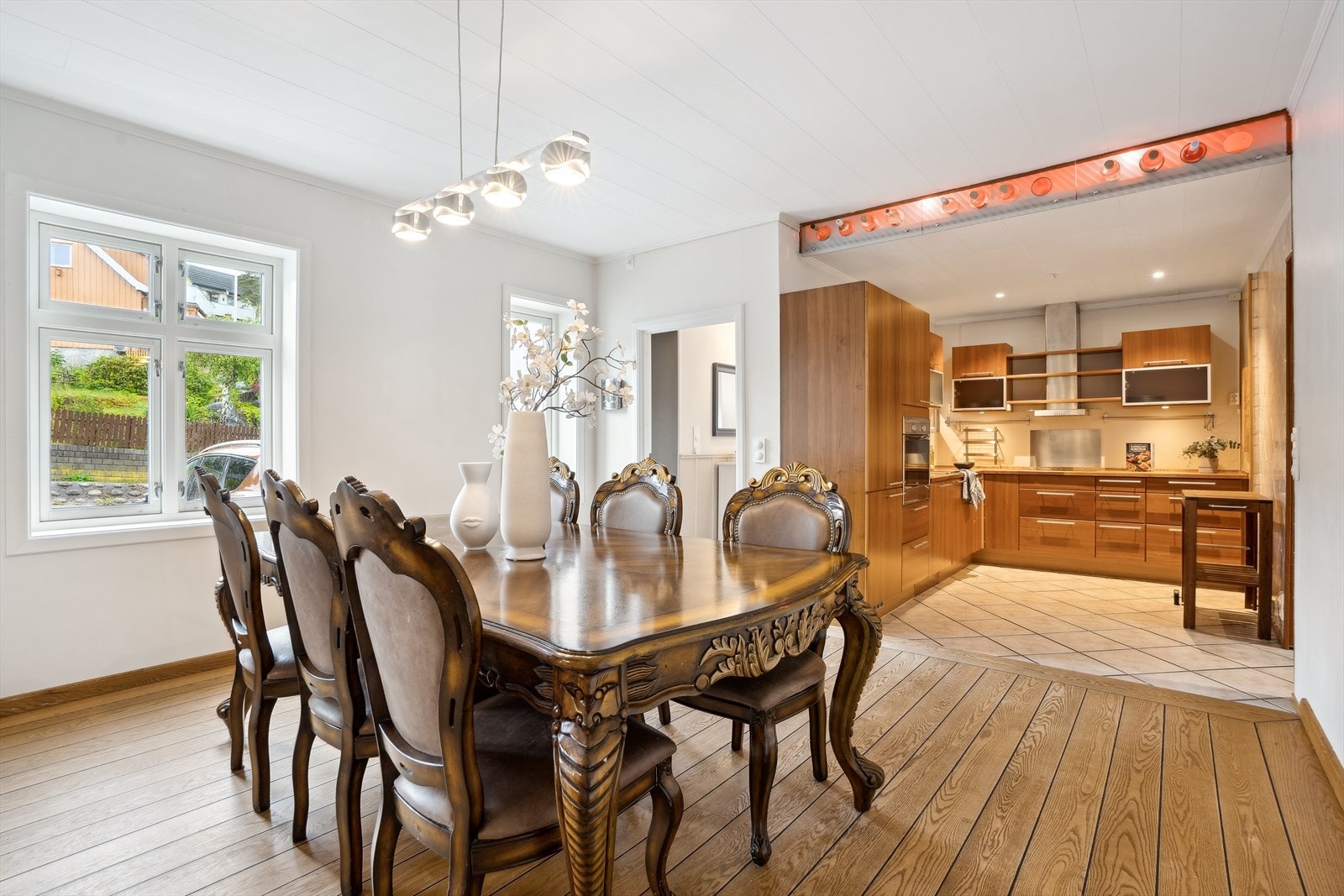 Dette romslige kjøkkenet har en god miks av skap og skuffer. Gulvet er belagt med praktiske fliser, og himlingen har plater med downlightsbelysning. Galleribilde