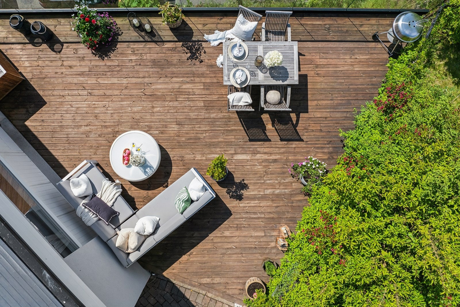 Her er det god plass til sittegruppe, loungesett og solsenger etter ønske. Galleribilde