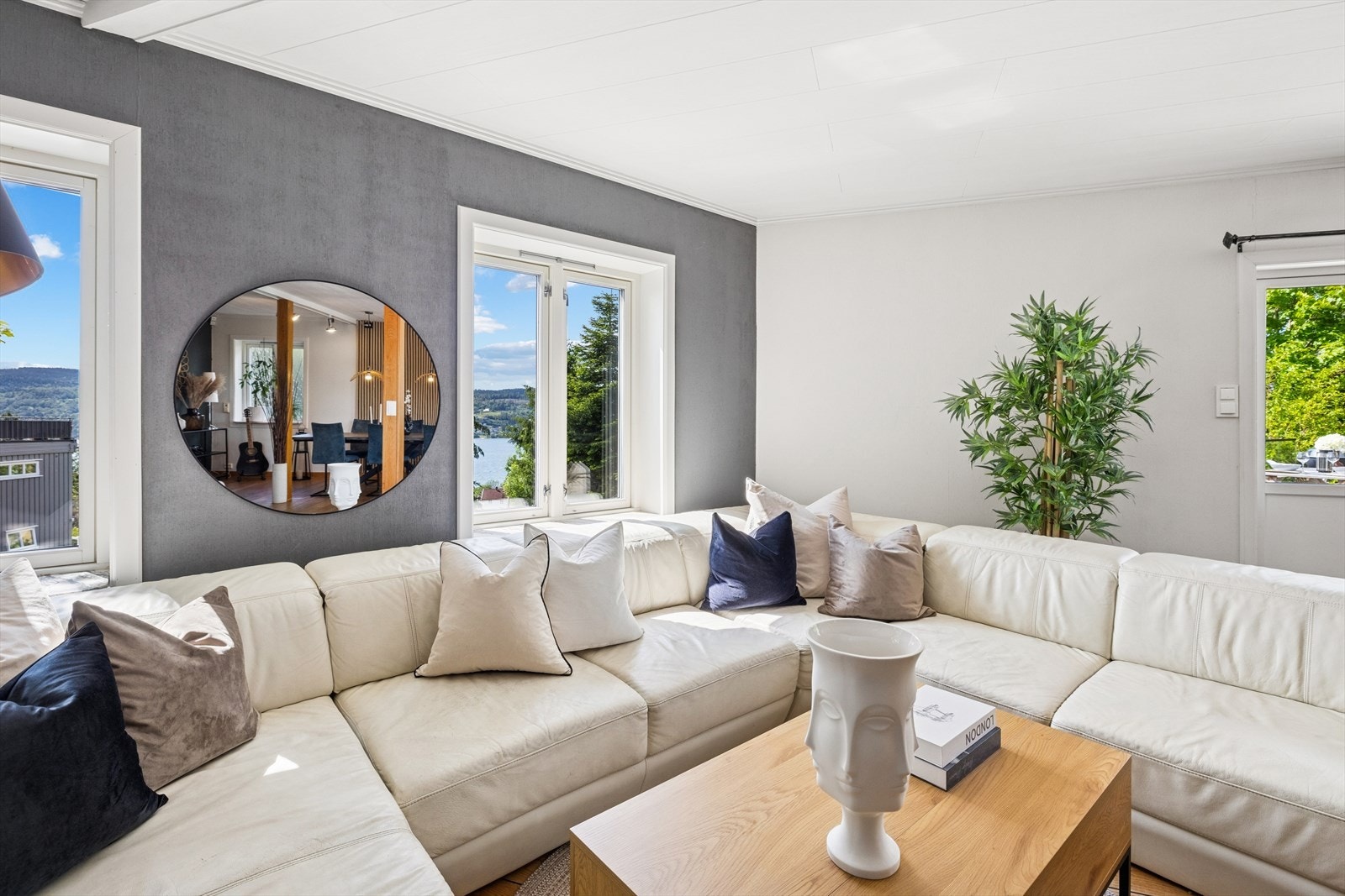 Stuen har store vindusflater og en terrassedør som slipper inn rikelig med naturlig dagslys. Galleribilde