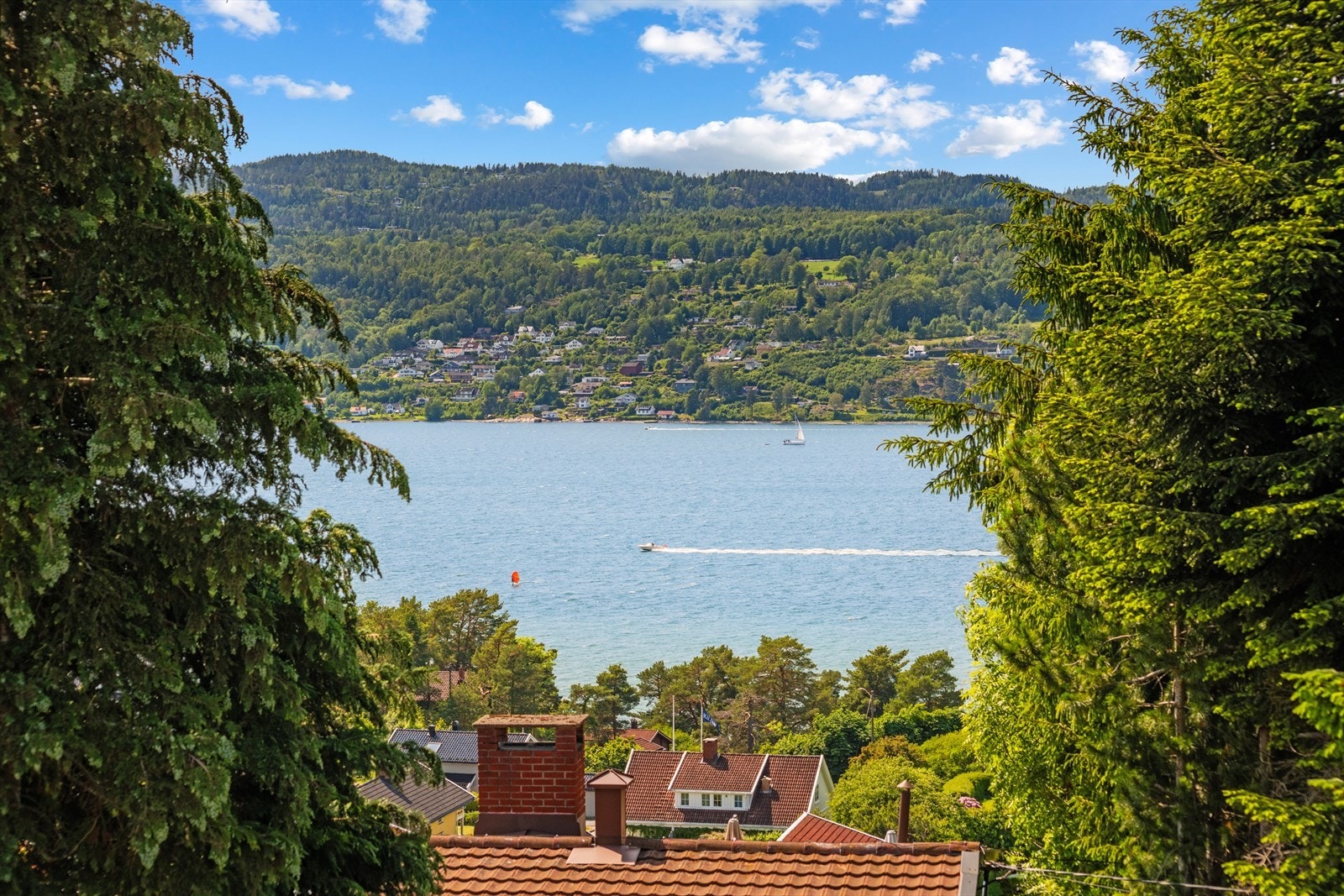 Nydelig sjøutsikt fra alle soverom, kontor og stue. Galleribilde