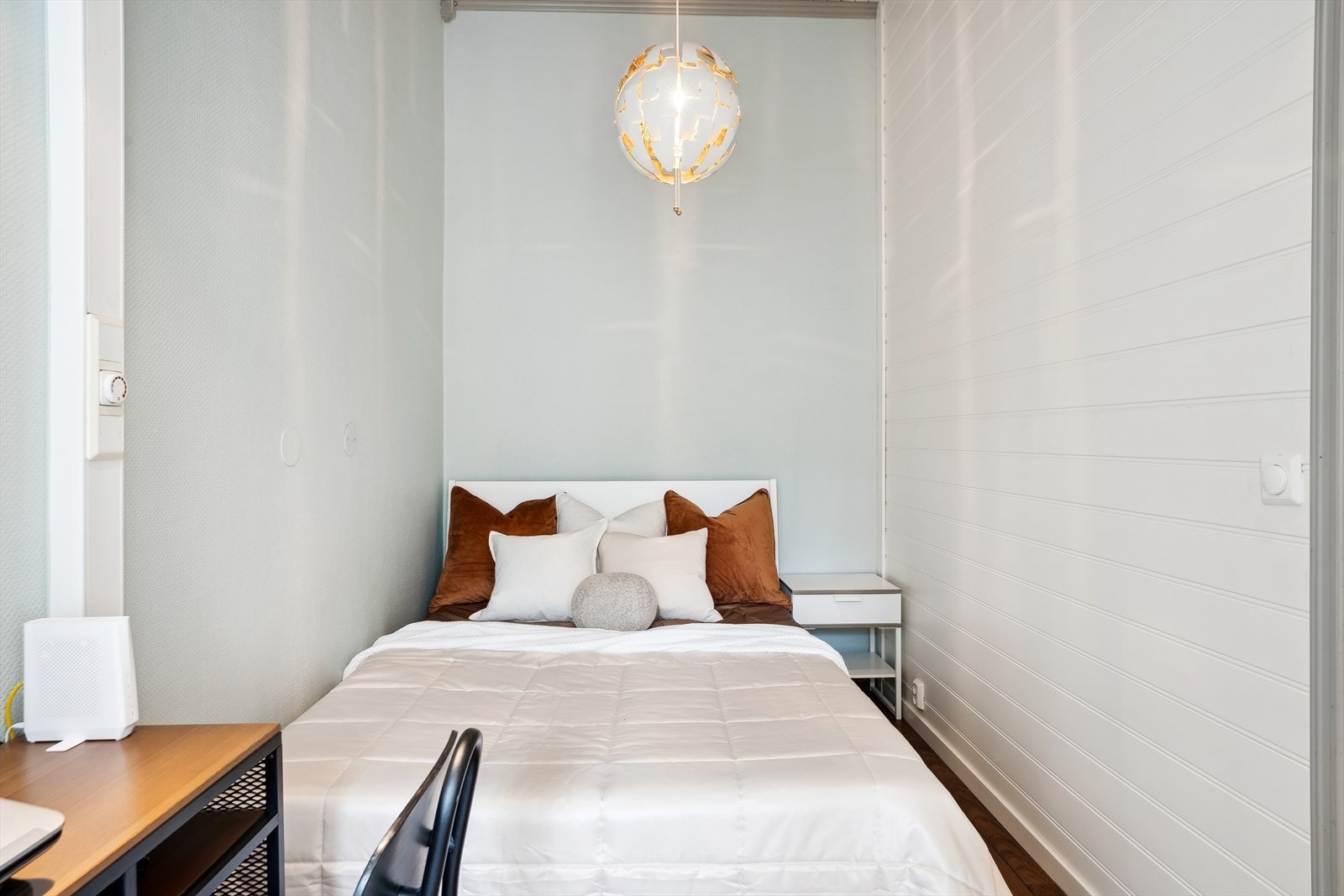 Soverom i hybel. Galleribilde