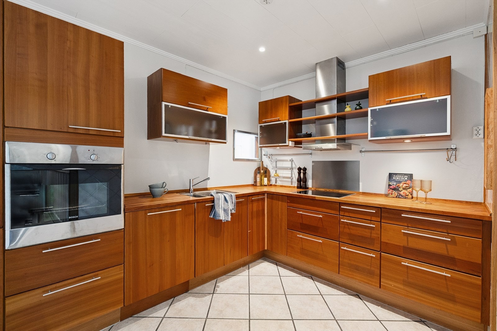 Kjøkkenet er utstyrt med integrerte hvitevarer som stekeovn, platetopp, oppvaskmaskin samt kjøl- og fryseskap, som alle medfølger i salget. Galleribilde