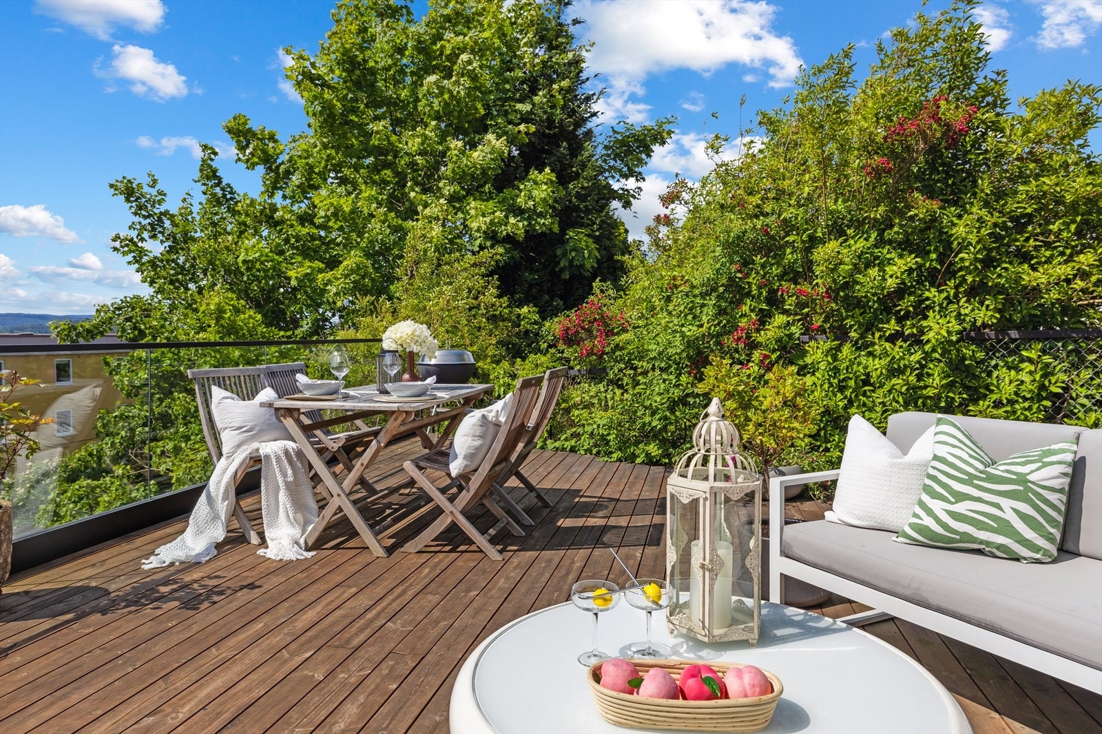 Fra stuen er det en terrassedør som fører ut til en svært tiltalende terrasse, som forlenger stuen på varme sommerdager. Galleribilde