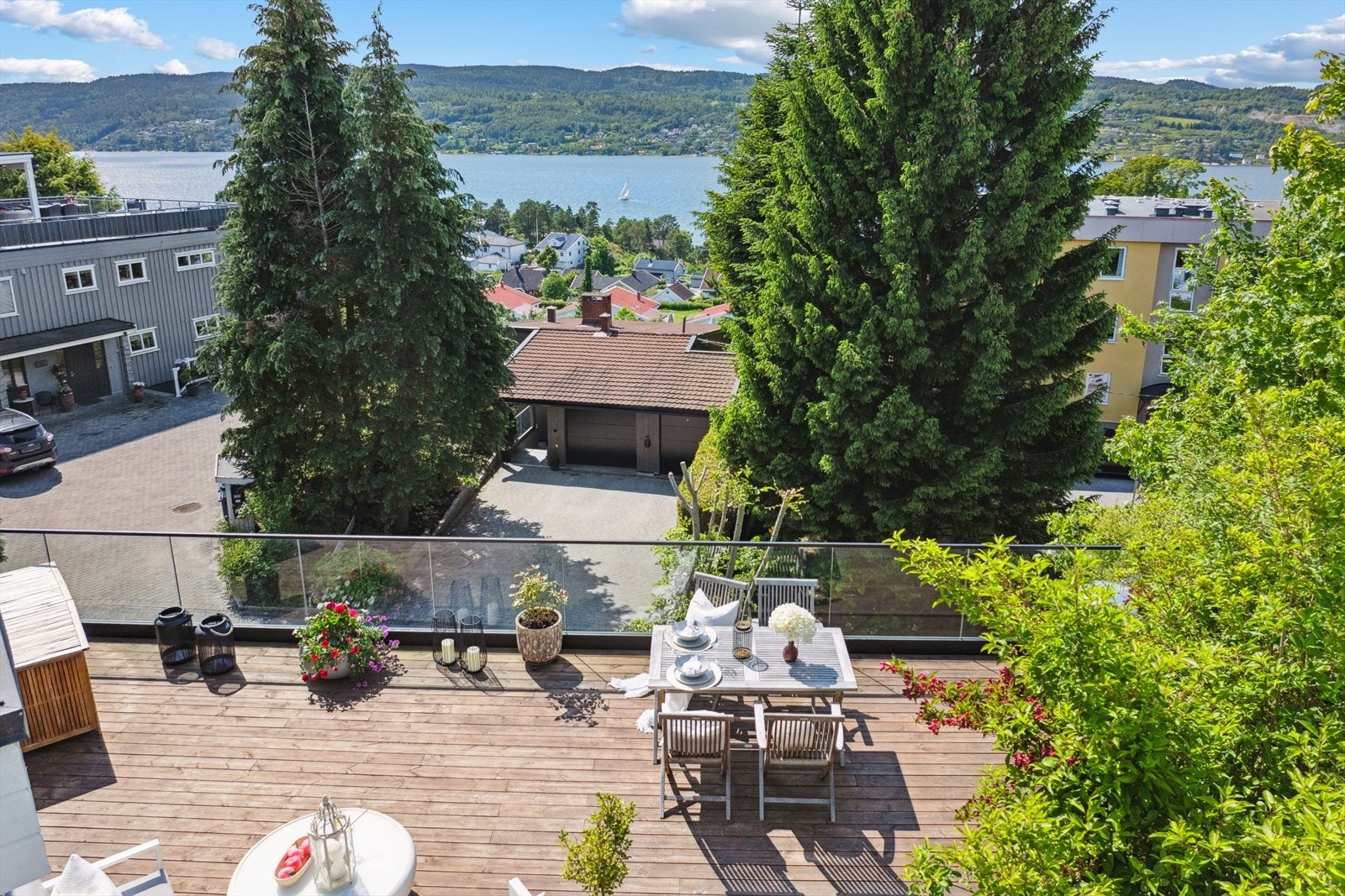 Solen kan nytes fra tidlig om morgenen i sydspissen med morgenkaffen, og den kommer tilbake på formiddagen og varer til langt utpå kvelden. Galleribilde