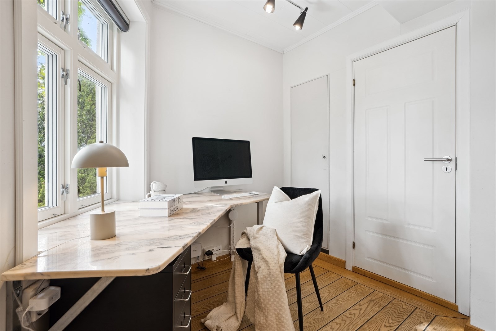 soverommene er holdt i samme lyse stil med tidløse fargenyanser og har rikelig med naturlig lys fra vinduene. Galleribilde