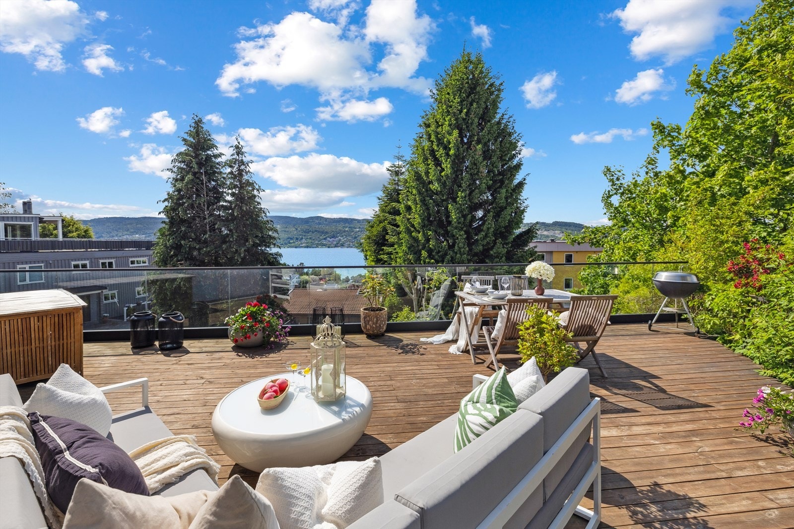 Leiligheten har Solfylt terrasse i nydelige omgivelser med fantastisk sjøutsikt! Galleribilde