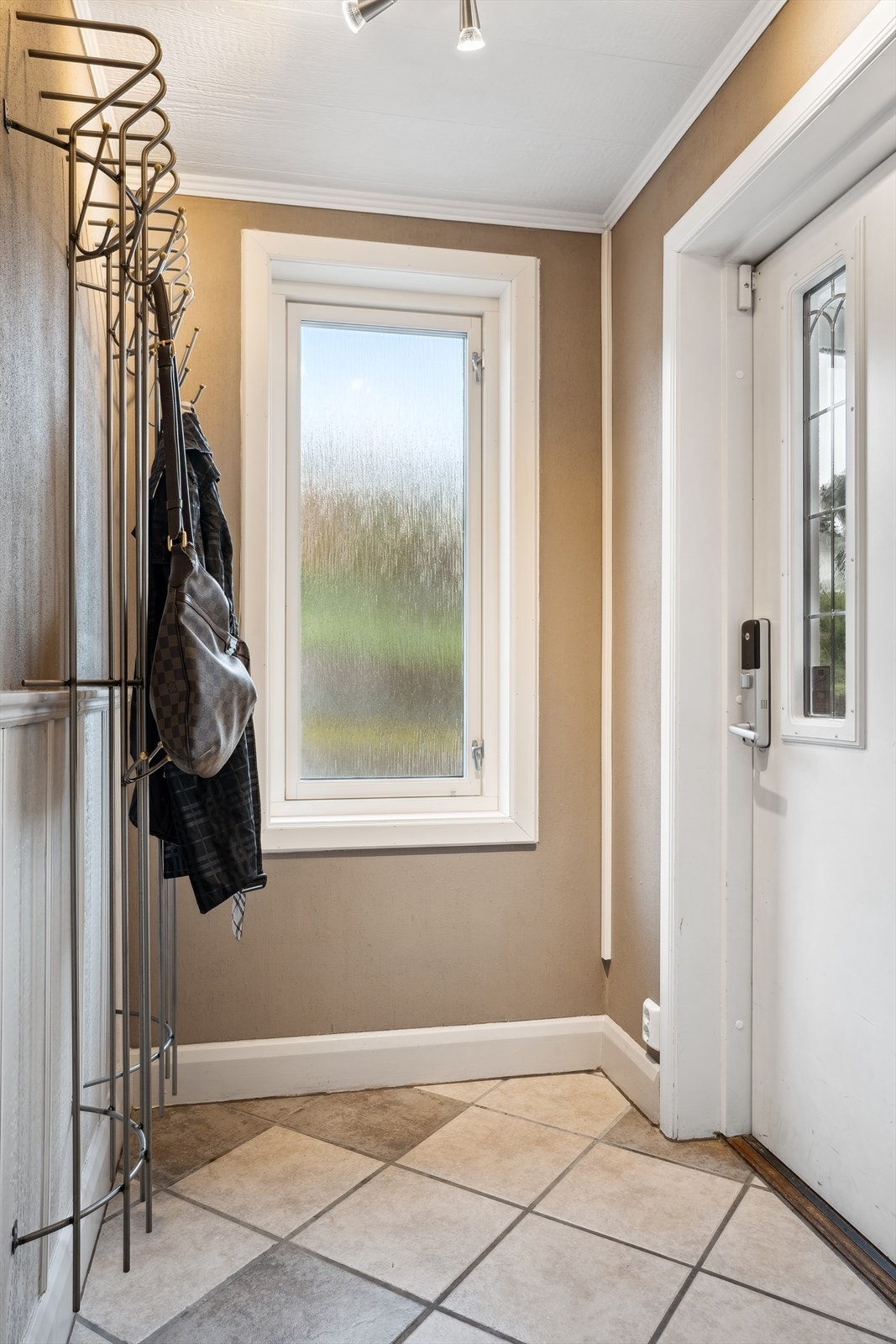 Entreen har fliser på gulvet med gulvvarme. Galleribilde