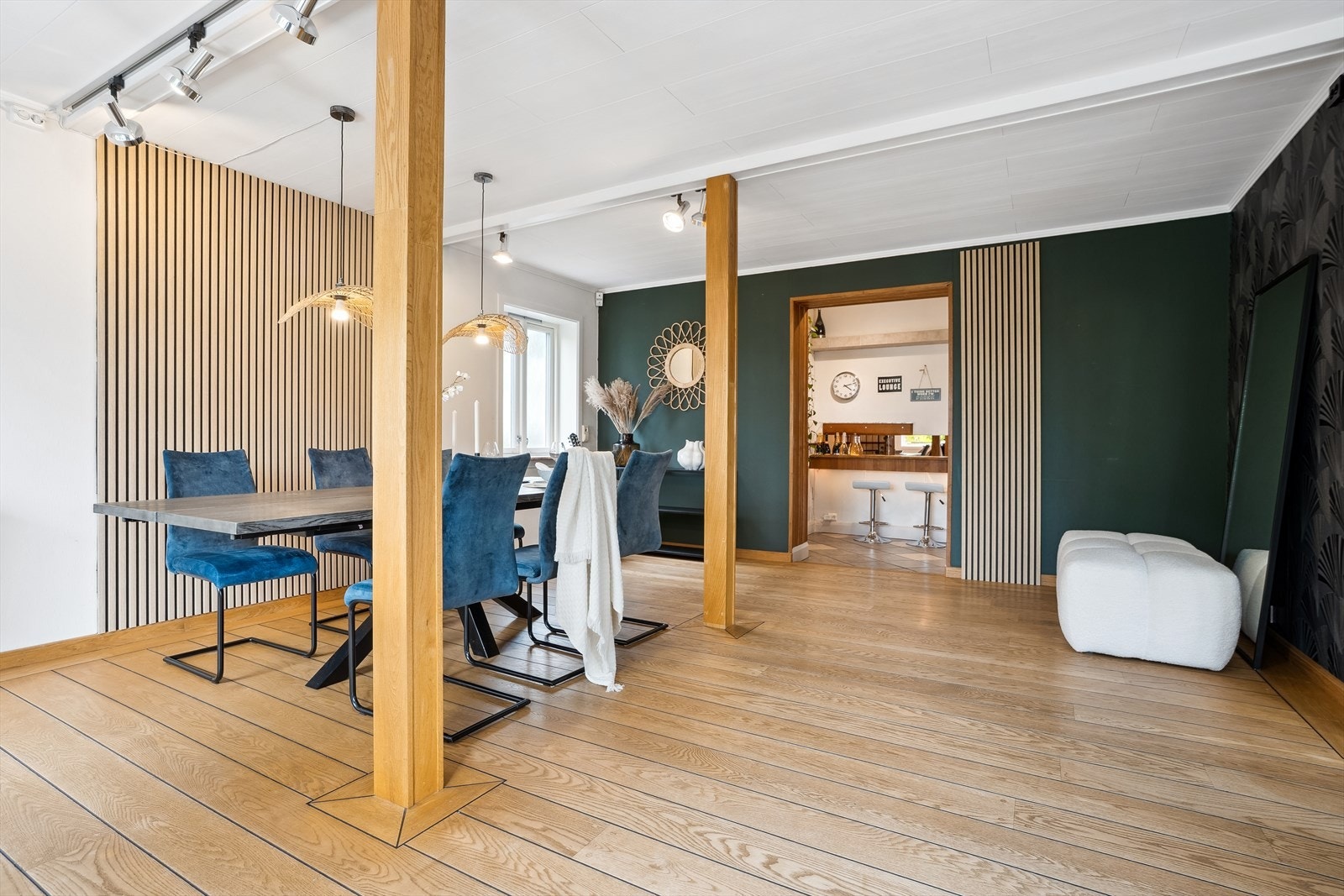 Stuen har også en tilknyttet lounge med bar, og de romslige vinklene gjenspeiler boligens eldre sjarm. Galleribilde