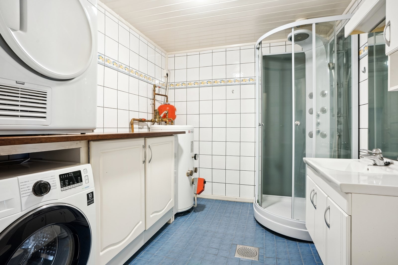 Baderom i hybel. Galleribilde