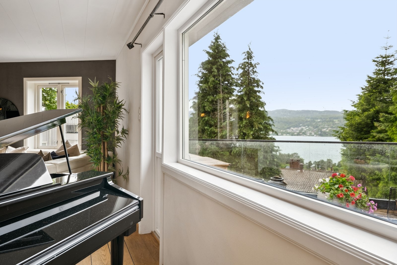 Stuen har fantastisk utsikt over nabolaget og den flotte naturen. Galleribilde