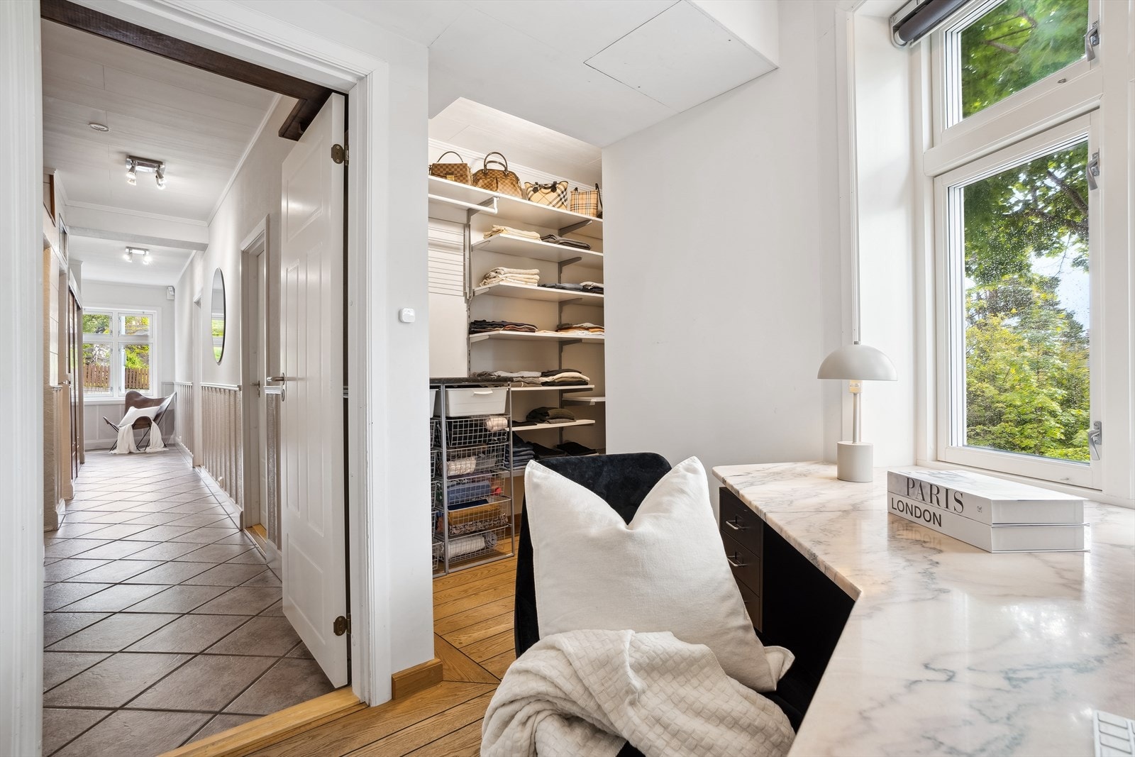 Kontor/soverom nr.3 i tilknytning til garderoberom. Galleribilde