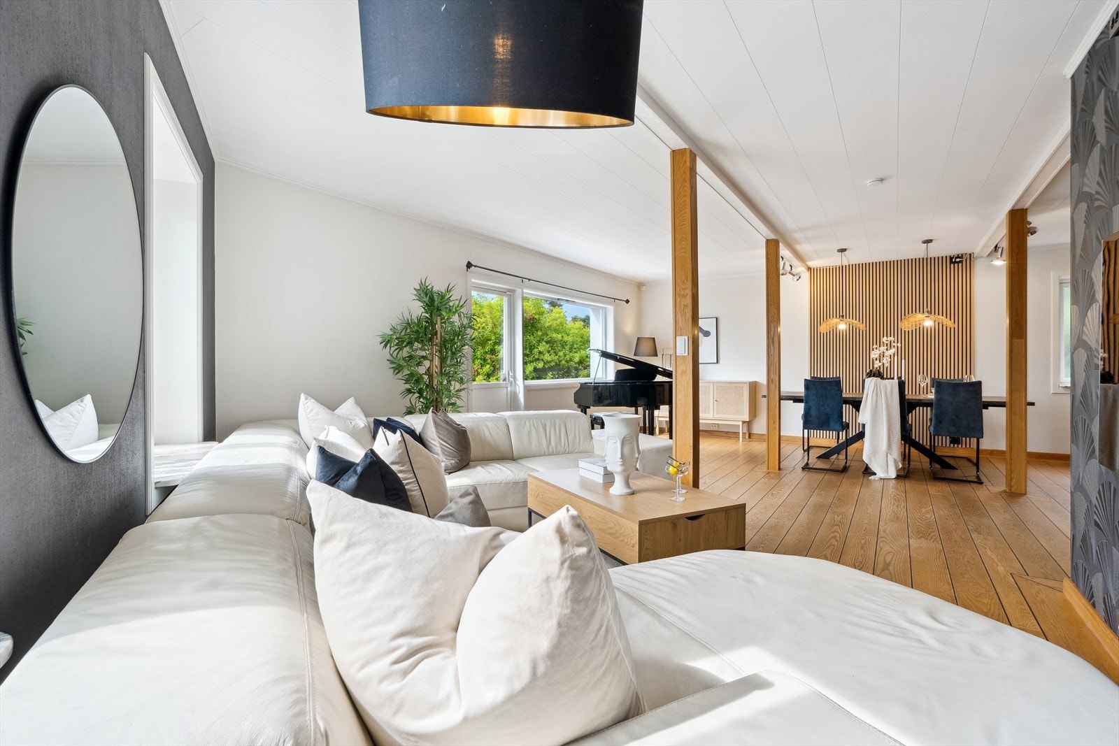 Stuen er enkelt å møblere og har god plass til både salong, spisestue og tilhørende møblement. Galleribilde