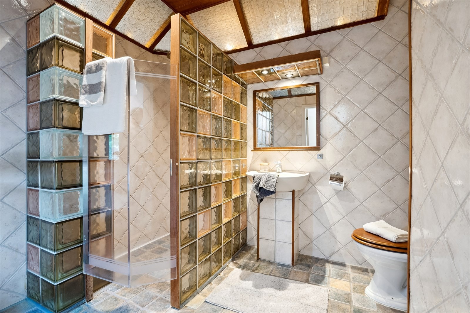 Flislagt baderom fra 2003 med behagelig gulvvarme. Galleribilde