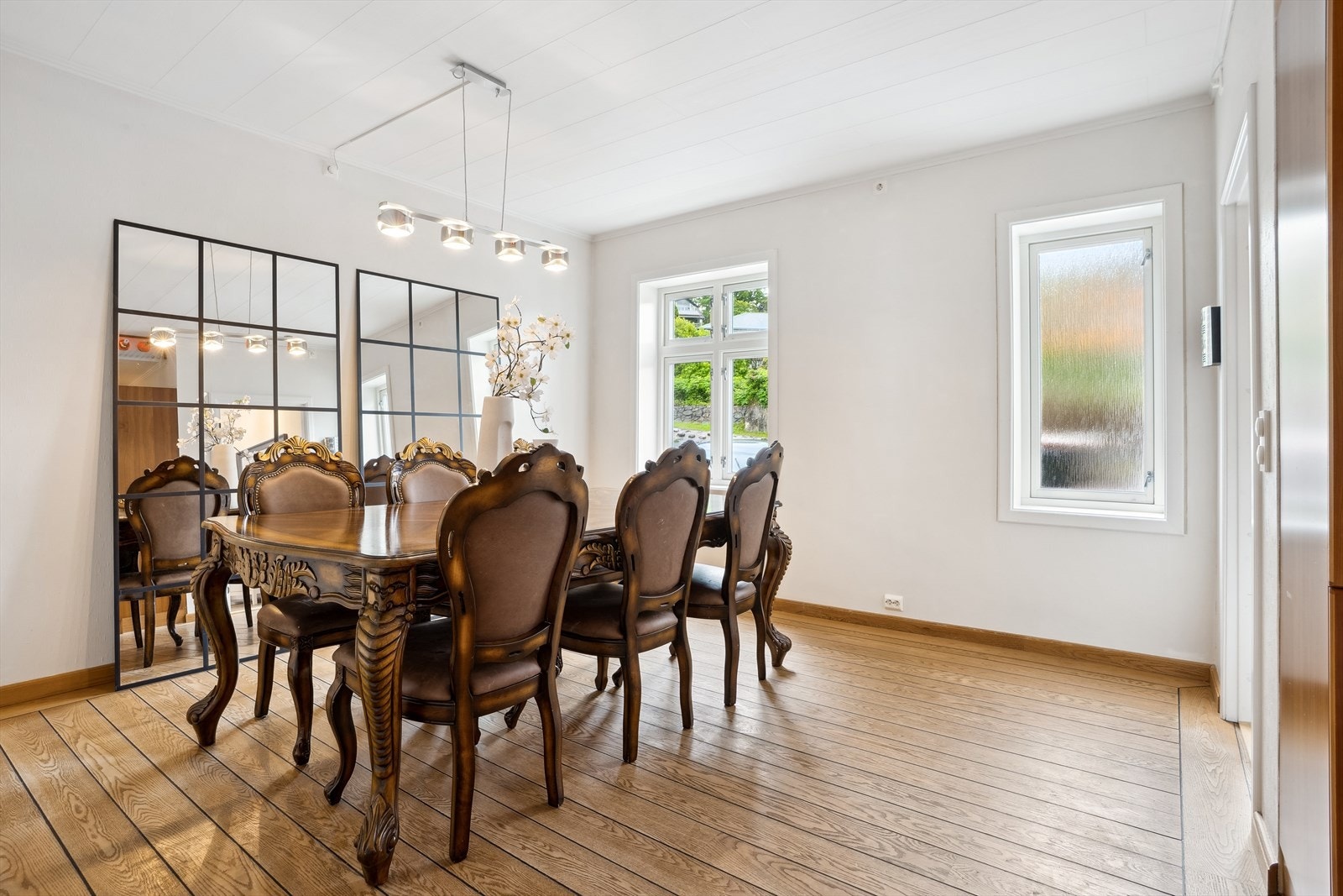 Kjøkkenet har også en egen spisestue med plass til en stor spisegruppe. Her finner du det samme stilige skipsgulvet som i stuen og lyse, malte vegger. Galleribilde