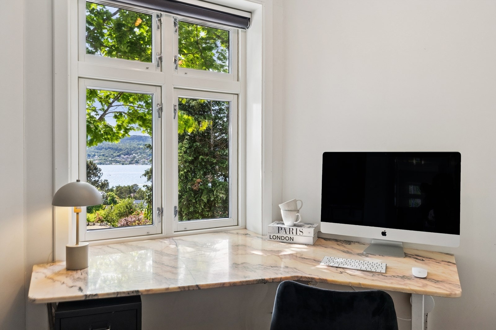 Leiligheten tilbyr fire soverom med nydelig sjøutsikt, hvorav ett av soverommene ligger i hybelen. Galleribilde