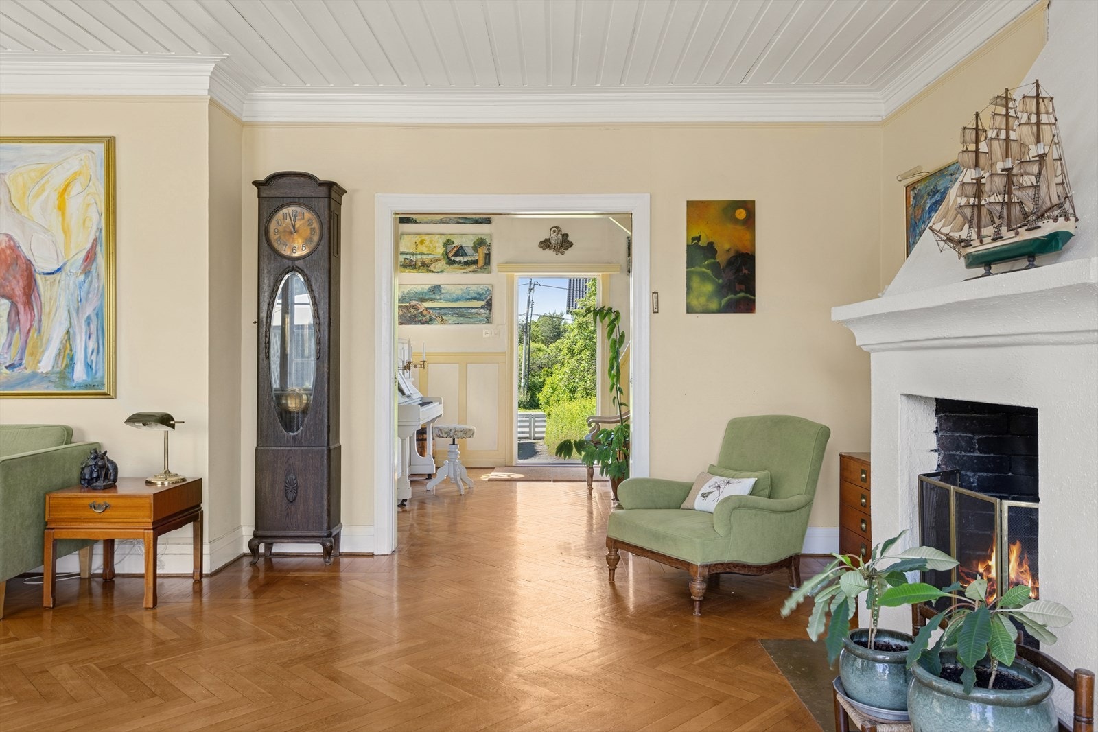 Her er det peis og store vindusflater som gir rommet en lys og luftig atmosfære. Galleribilde