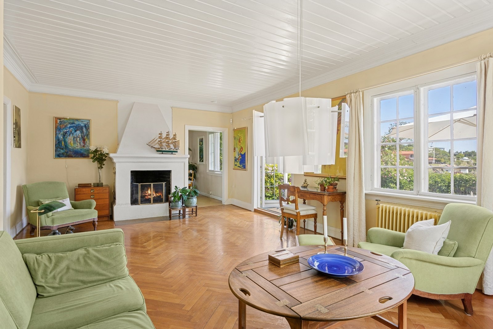 Stuen har utgang til terrassen og et nydelig åpent utsyn mot fjorden. Galleribilde