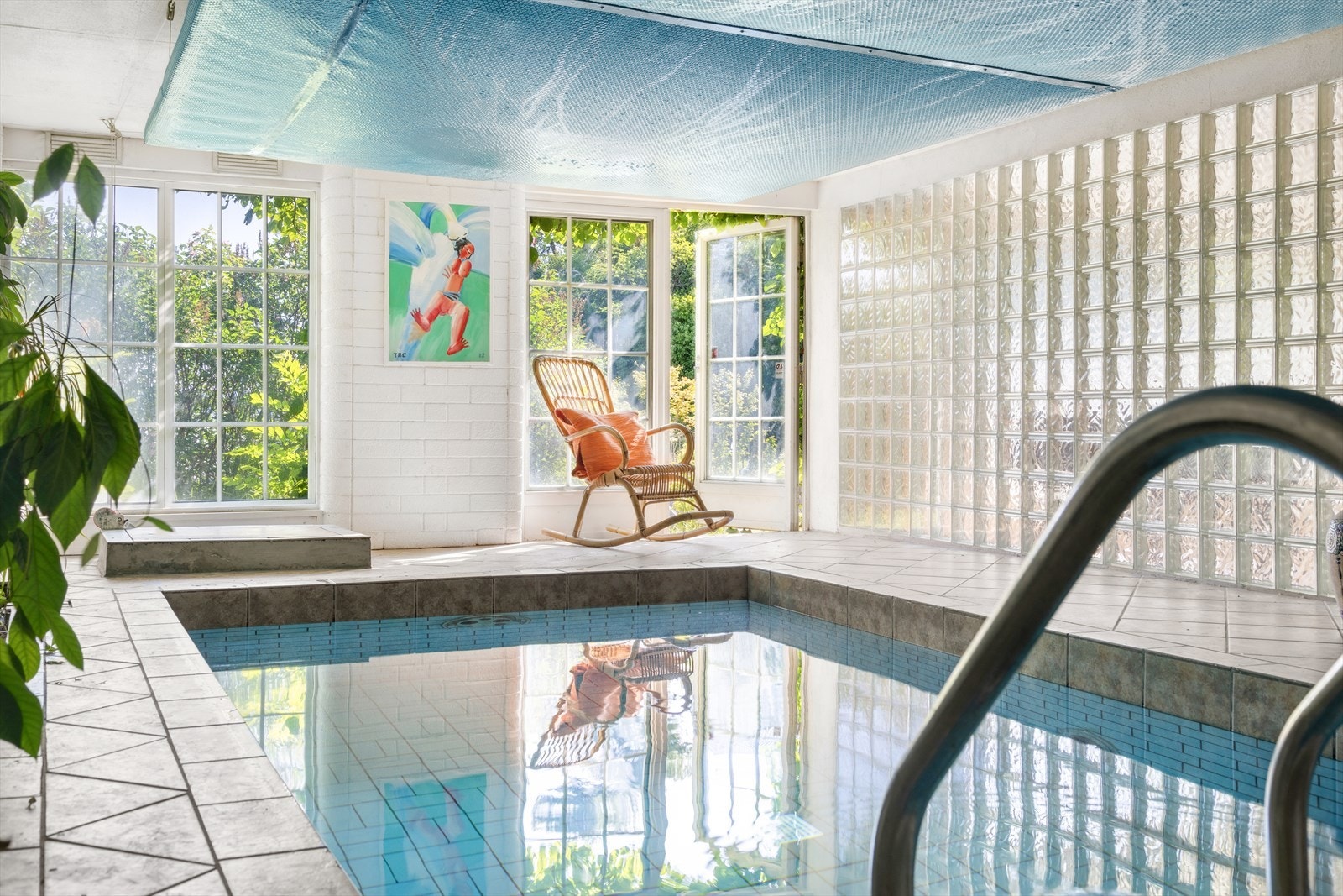 I kjelleren venter en luksuriøs overraskelse - et innendørs basseng, perfekt for et morgenbad når fjorden blir for kald. Galleribilde